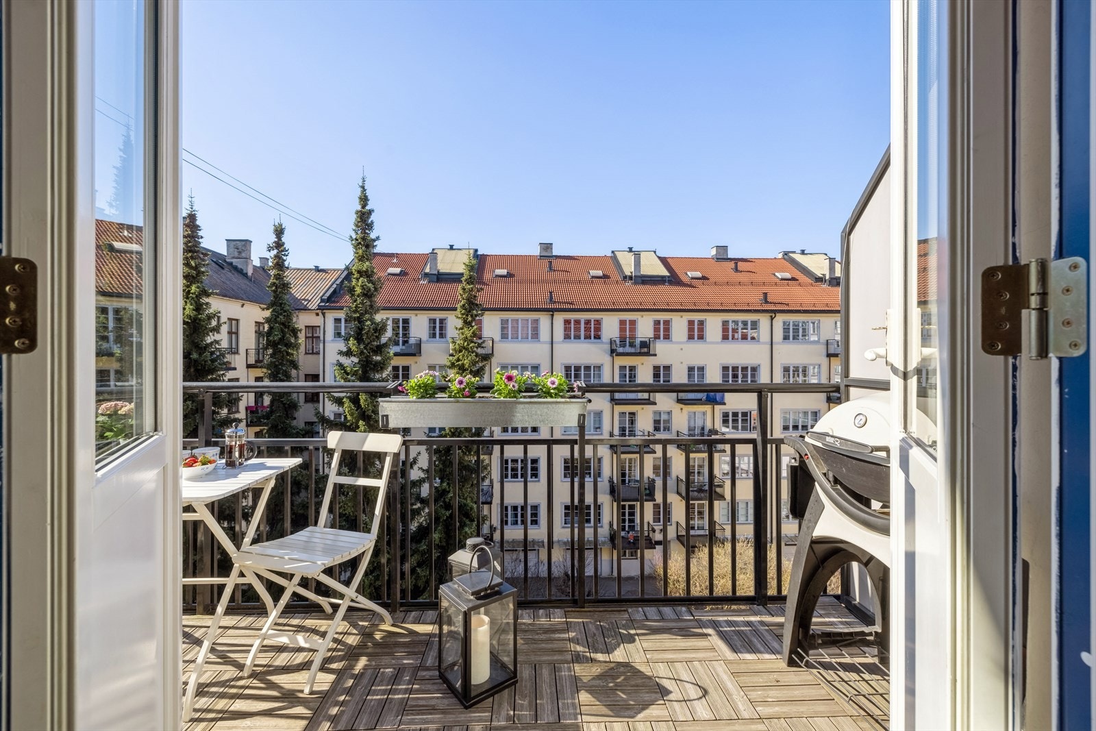Balkongen er sydvestvendt med gode solforhold og vender ut mot stille bakgård. Galleribilde