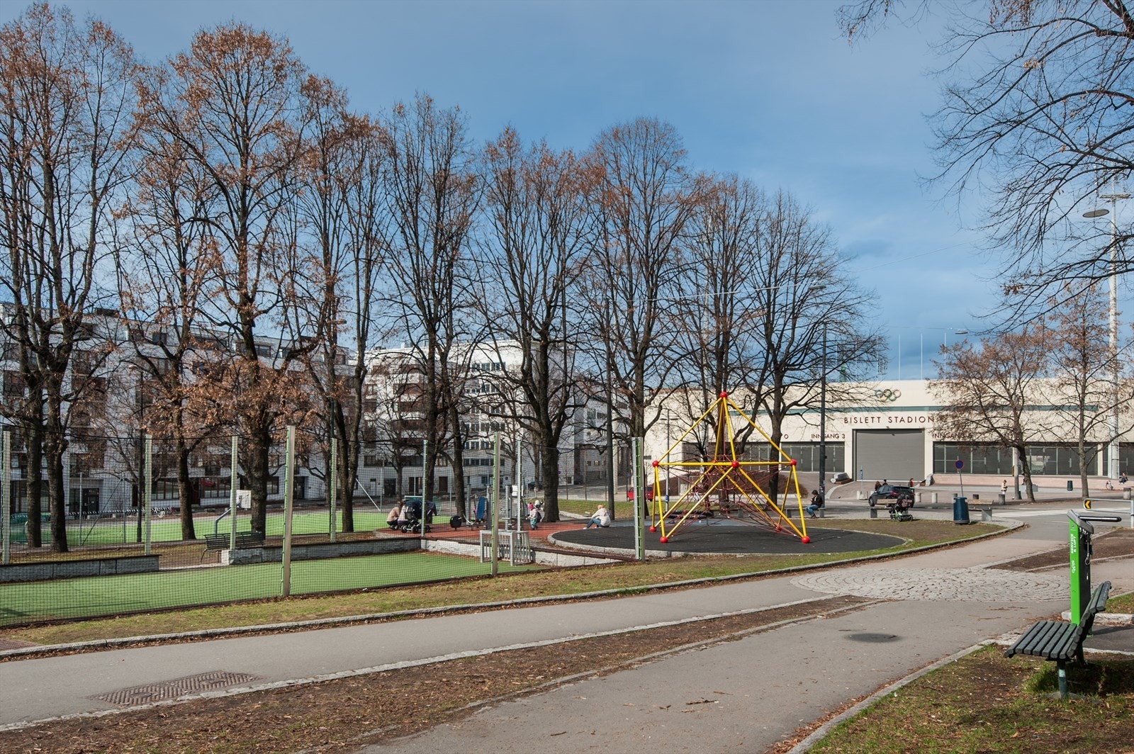 Nærområde. Her bor du i umiddelbar nærhet til cafeer/restauranter, parker, treningssenter, off. kommunikasjon m.m. Galleribilde