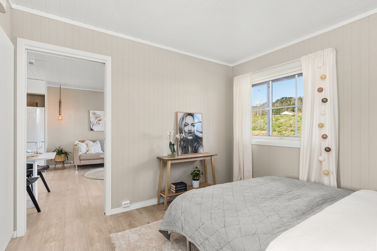 Skyvedør inn mot stue. Her er også god plass til kommode, selger hadde tidligere tv på vegg inn mot stua Galleribilde