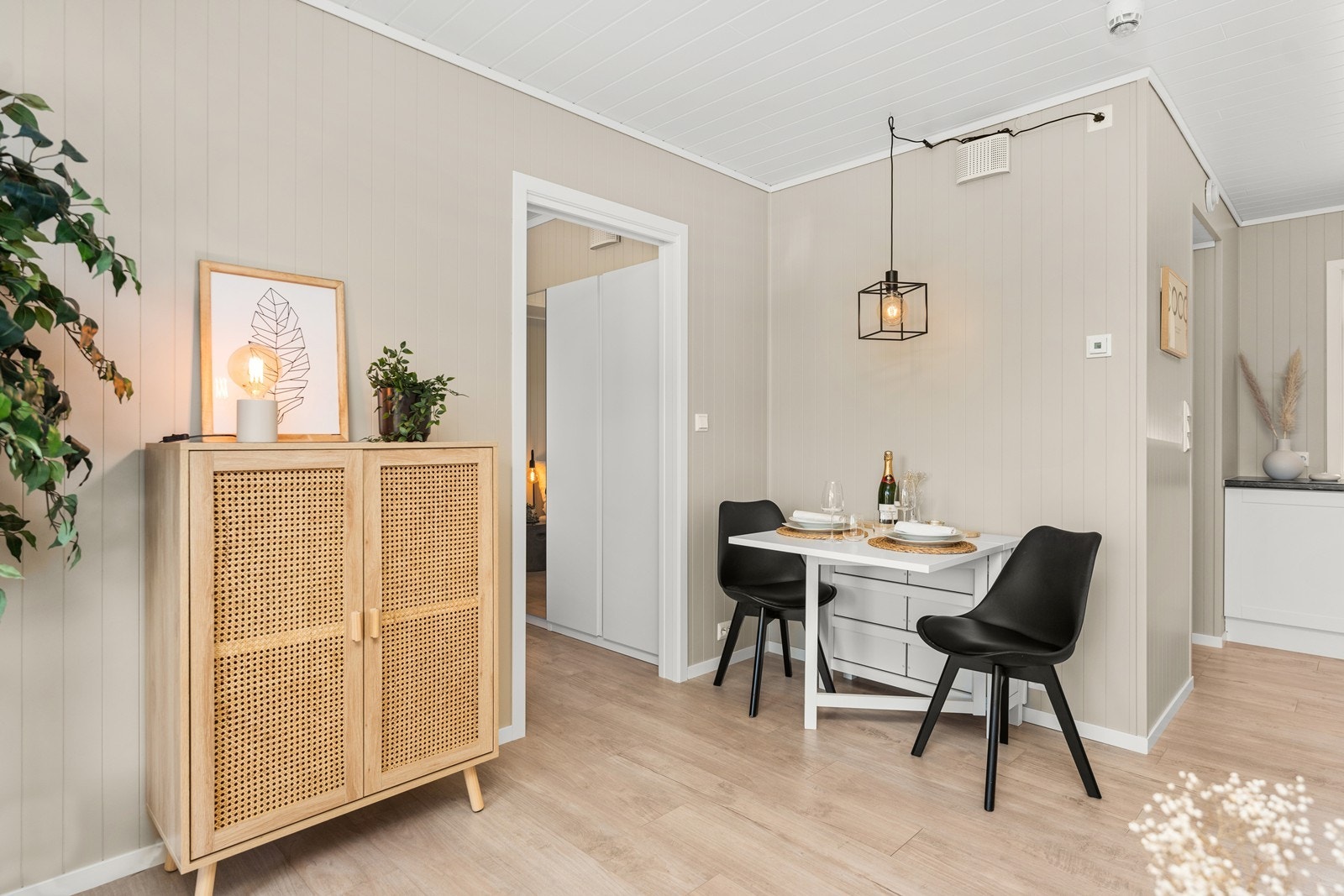 I stua er plass til spisegruppe eller arbeidsbenk. Dør inn til soverom Galleribilde