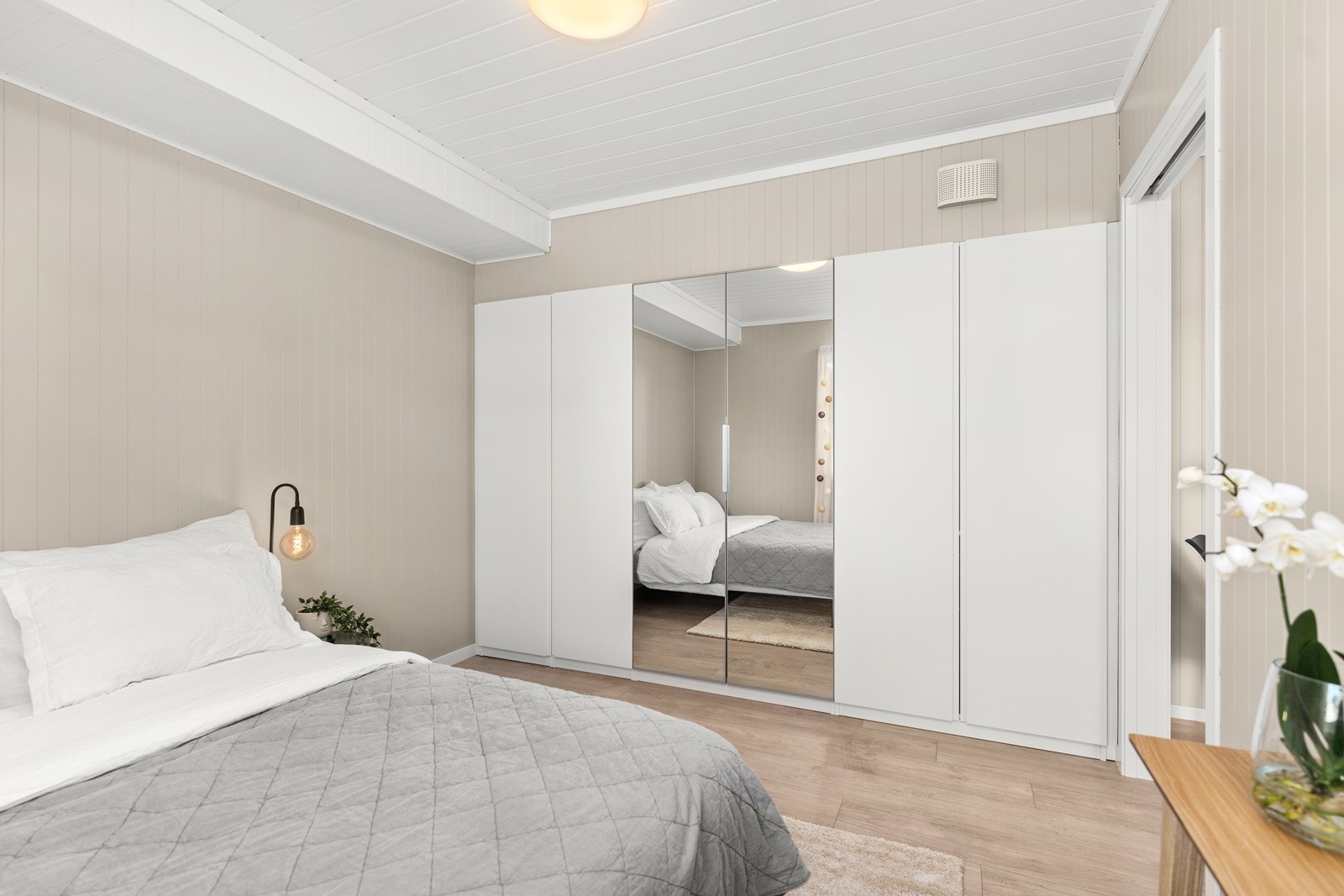 Hovedsoverom med stor garderobe Galleribilde