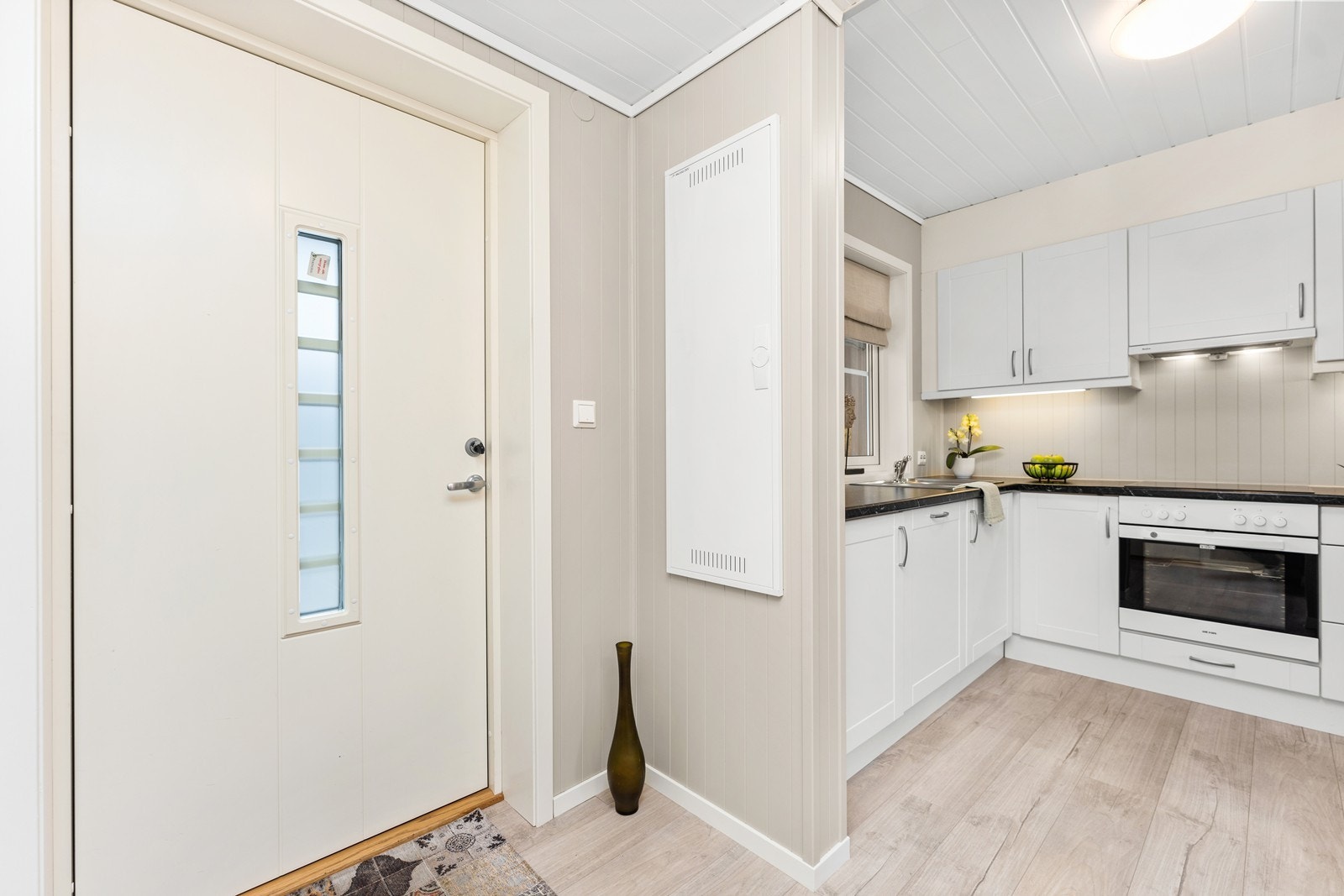 Inngang/ entre. Her er også en praktisk skyvedørsgarderobe på veggen inn mot stua. Galleribilde