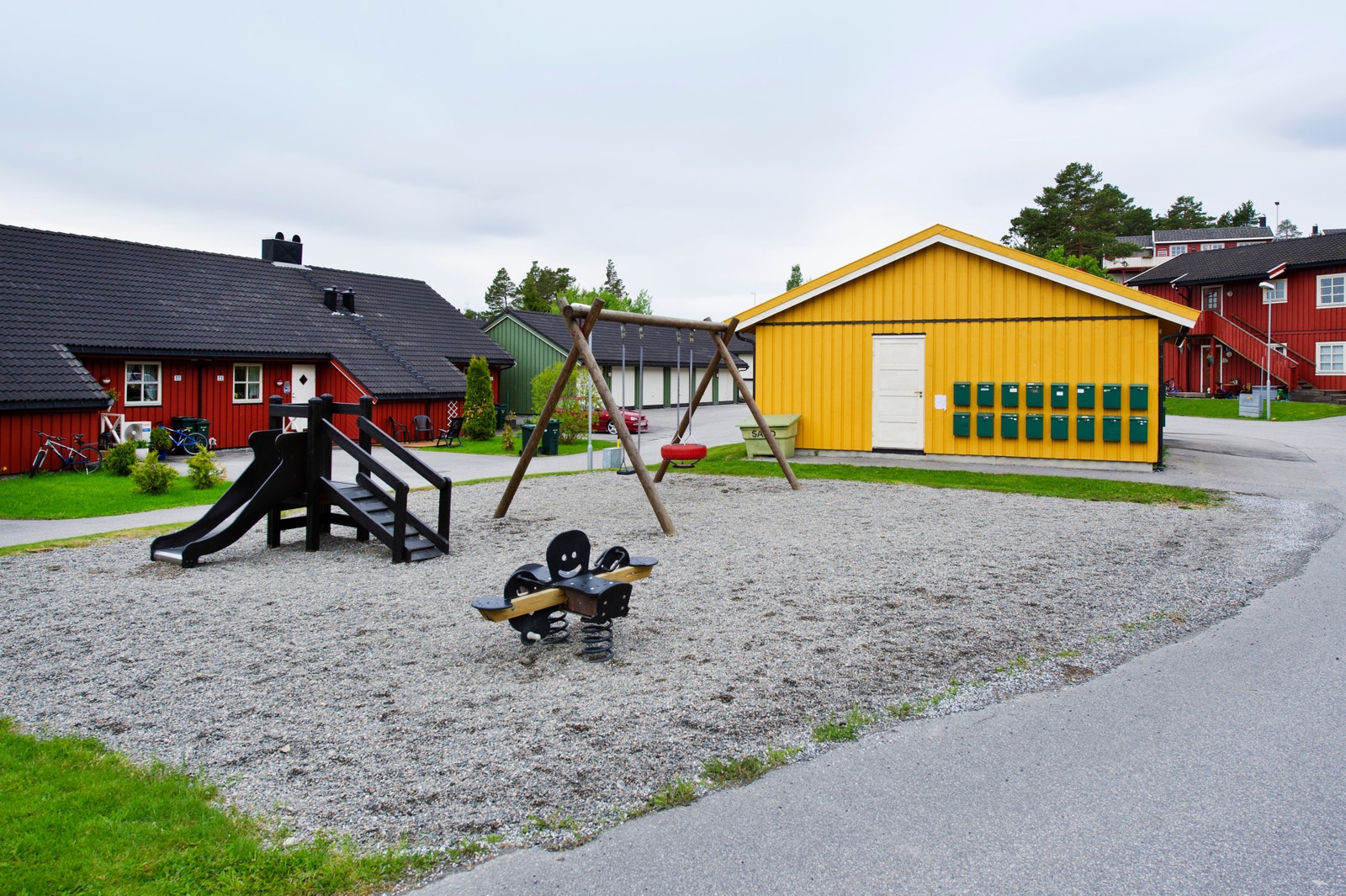 Rognebærsvingen er et rolig og barnevennlig område med egen lekeplass, kort avstand til flotte naturopplevelser, offentlig kommunikasjon og barnehage. Galleribilde