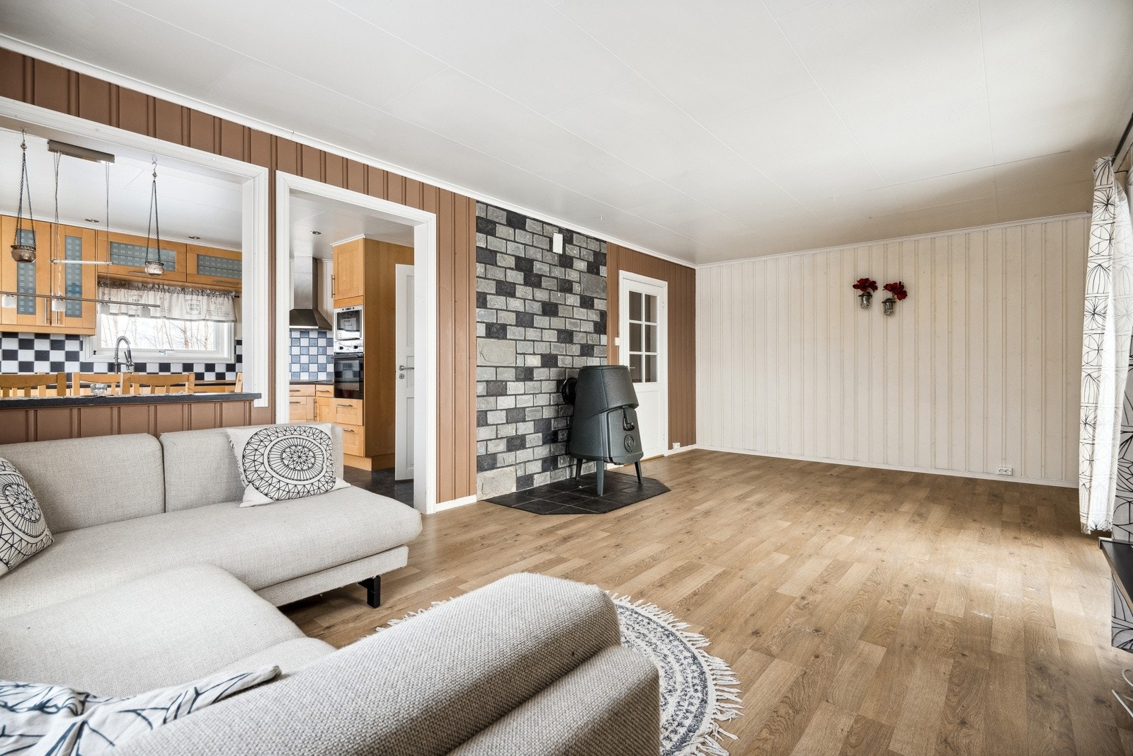 Plass til flere sittegrupper på stua. Galleribilde