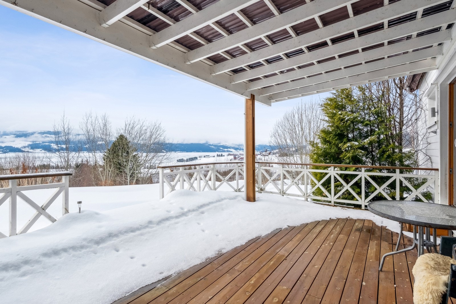 Overbygd terrasse med fantastisk utsikt og gode solforhold. Galleribilde