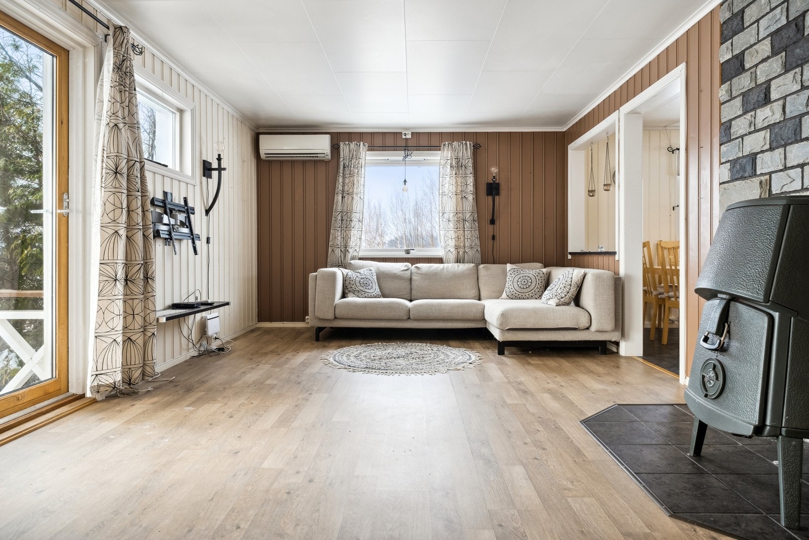 Romslig stue med både vedfyring og varmepumpe. Galleribilde
