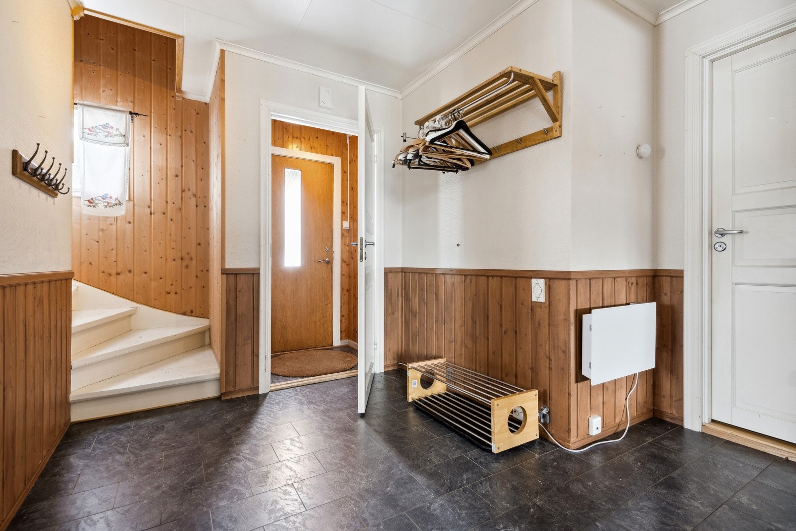 Romslig entre med plass til å henge fra seg. Galleribilde