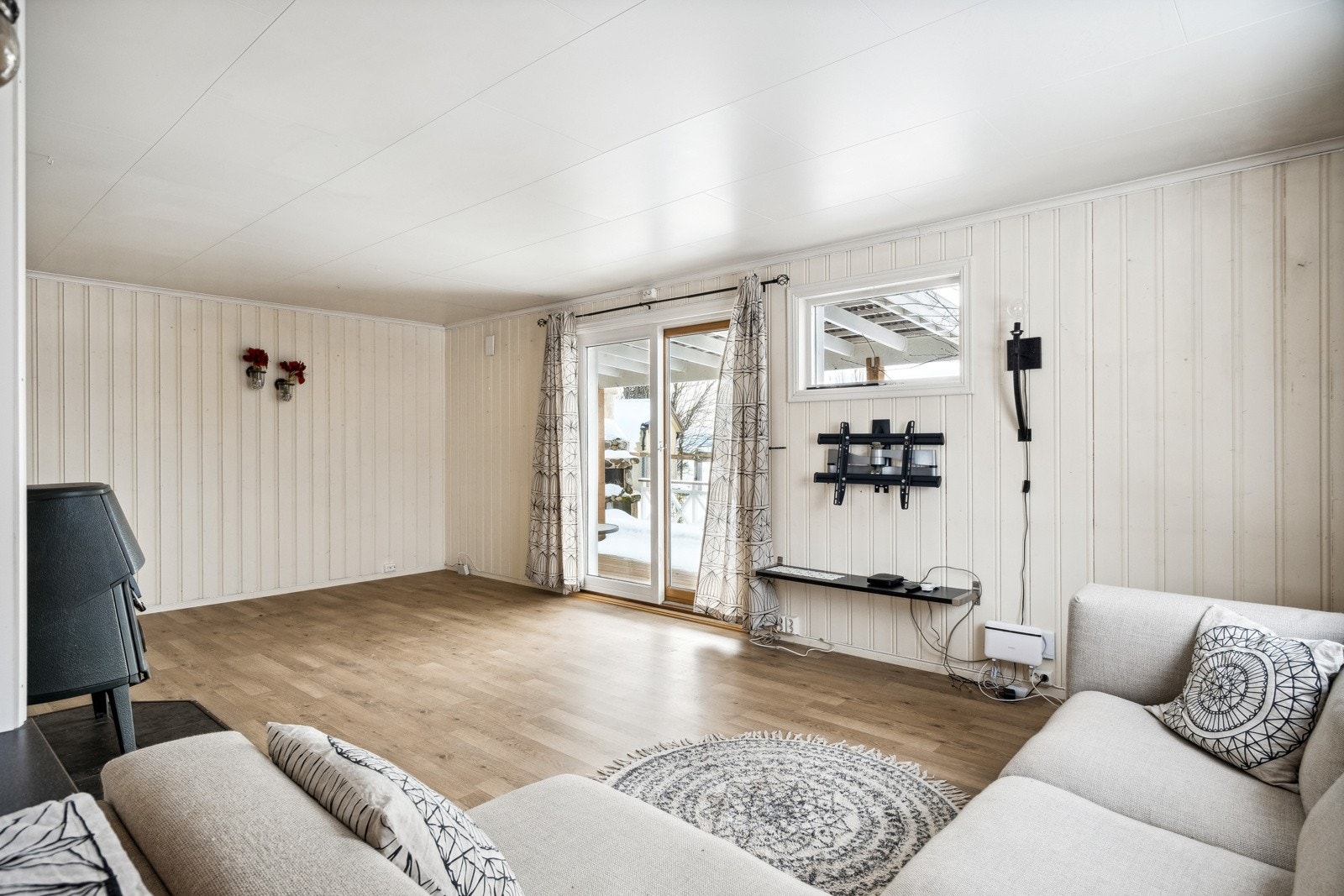 Fra stua er det utgang til terrasse. Galleribilde