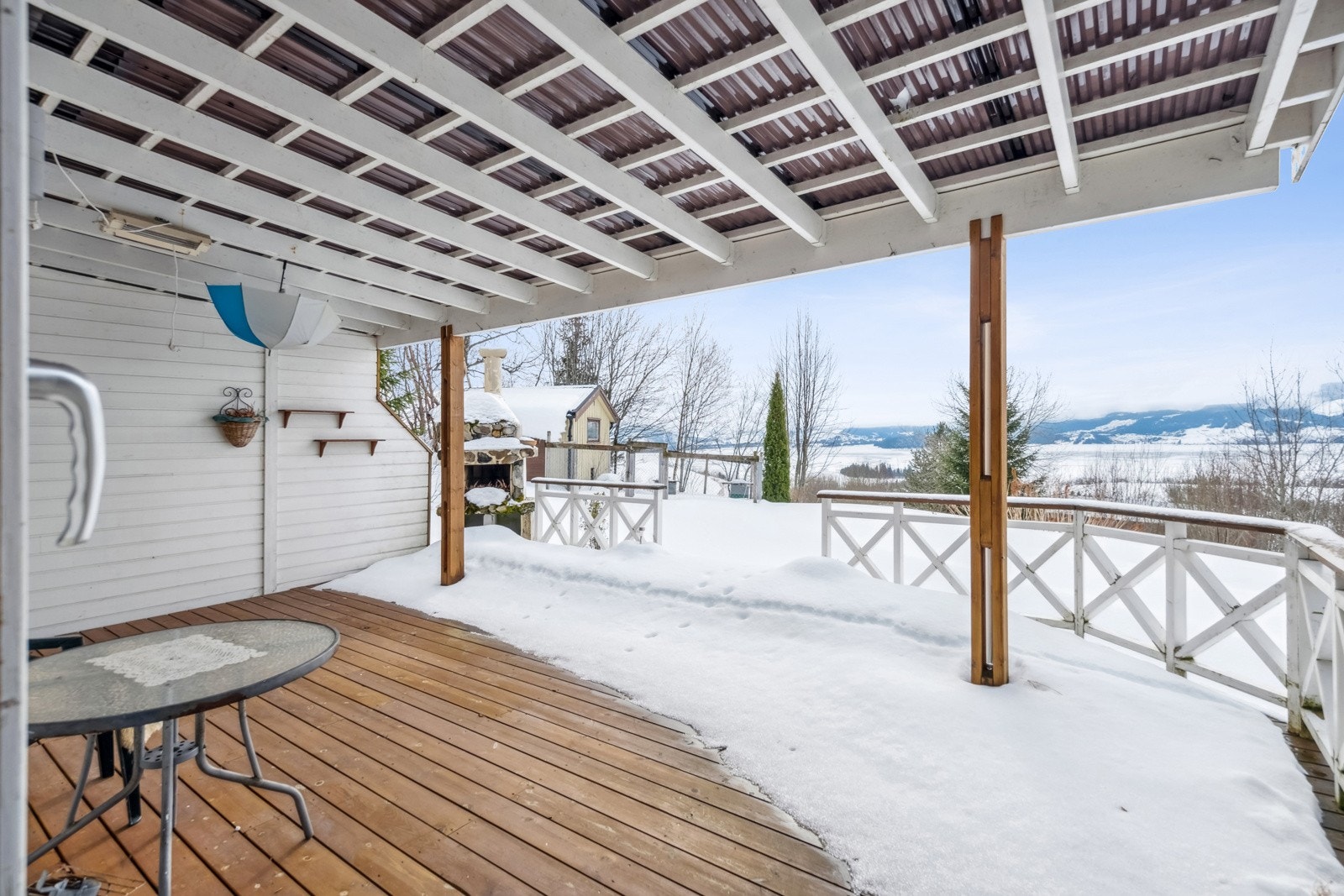 God plass til sittegrupper og grill på terrassen. Galleribilde