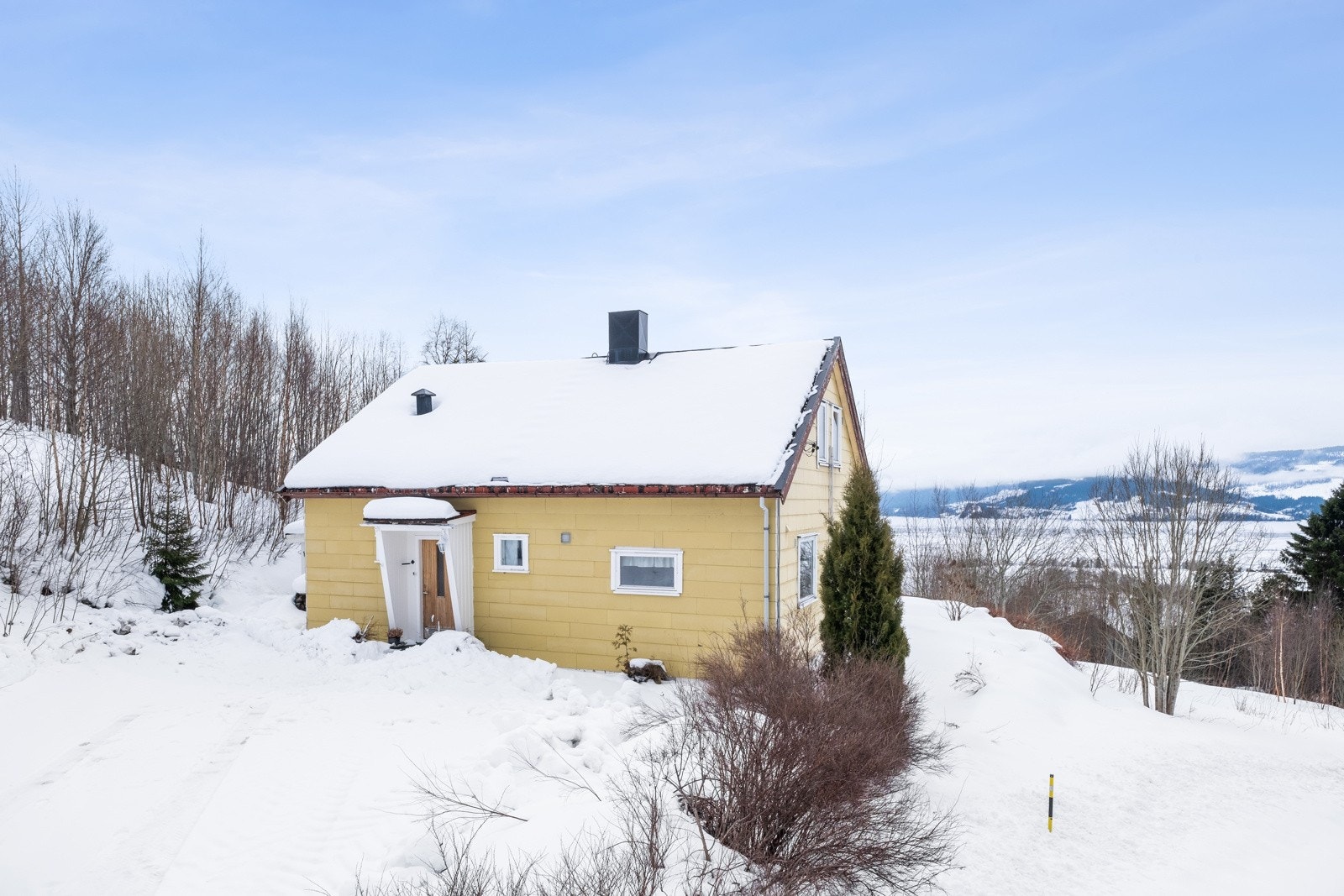 Eiendommen ligger fint til i et rolig og barnevennlig boområde. Galleribilde