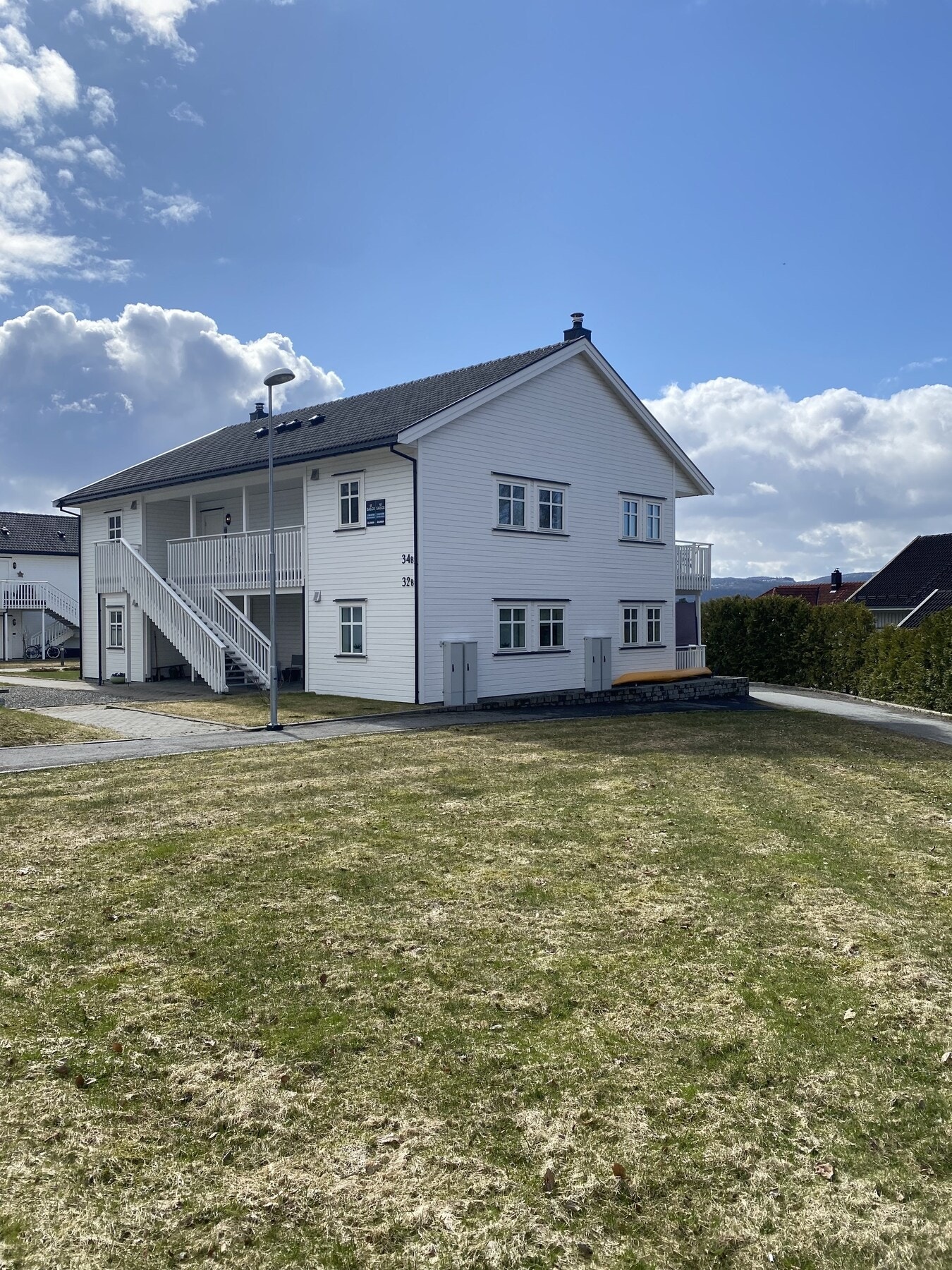 Leiligheten har en veldig fin beliggenhet i Husbyhagen, helt skjermet for biltrafikk. Galleribilde