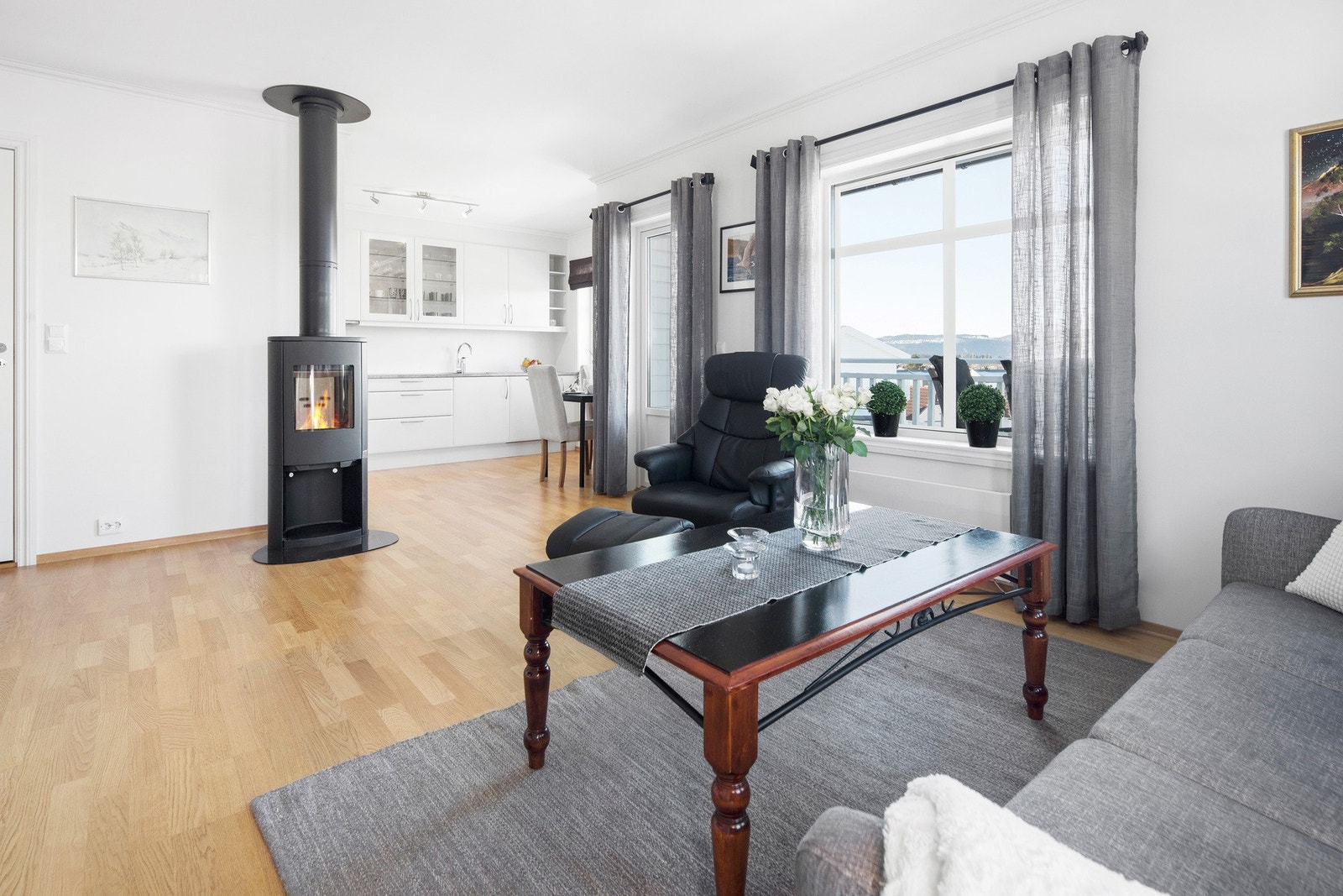 Leiligheten har lyse overflater i tillegg til store vindusflater som gir rikelig med lysinnslipp. Galleribilde
