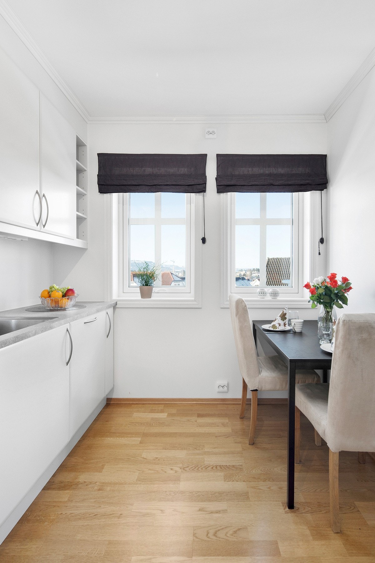 Foran vinduet er det plass til et lite, trivelig kjøkkenbord. Galleribilde