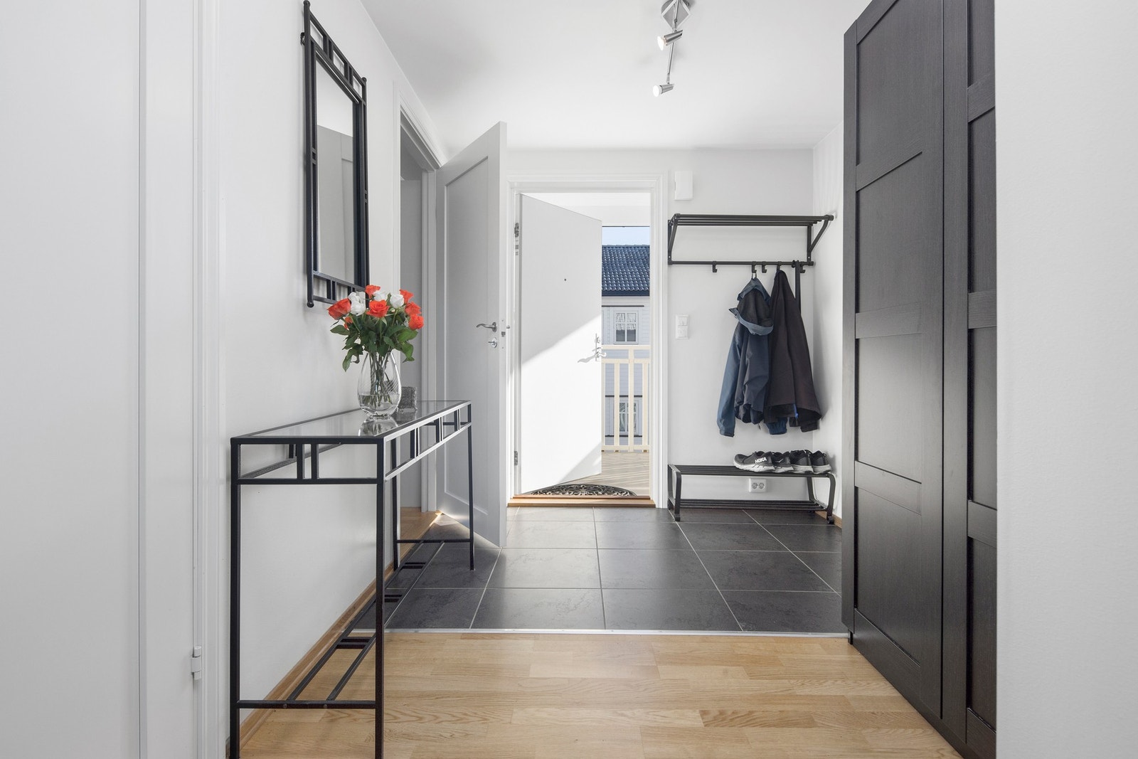 Leiligheten har en praktisk og moderne løsning med flislagt entre med varme i gulvet. Det er også veldig god plass til garderobeskap og oppheng av yttertøy. Galleribilde