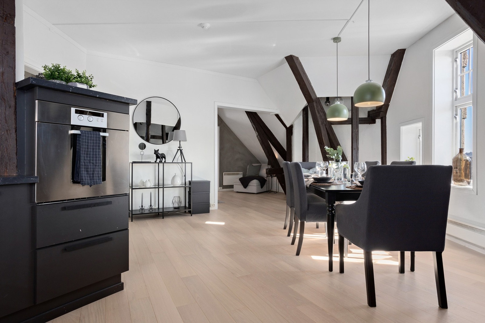 Kjøkkenet og spisestuen er på hele 27,5 kvm samlet og har god plass til stort spisebord - Et hyggelig rom for å samle familie og venner. Galleribilde