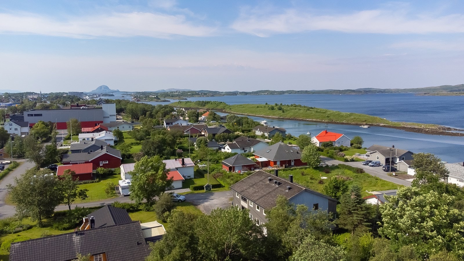 Gangavstand til skole, barnehage og matbutikker. 1,5 km til Brønnøysund sentrum. Galleribilde