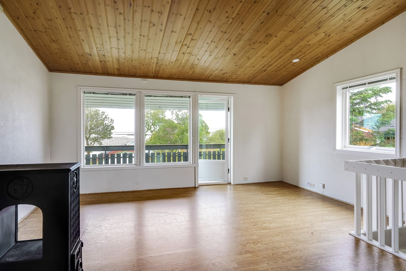 Fra stuen er det utgang til en vestvendt overbygd veranda med utsikt mot Vega og gode solforhold på ettermiddag/kveld. Galleribilde