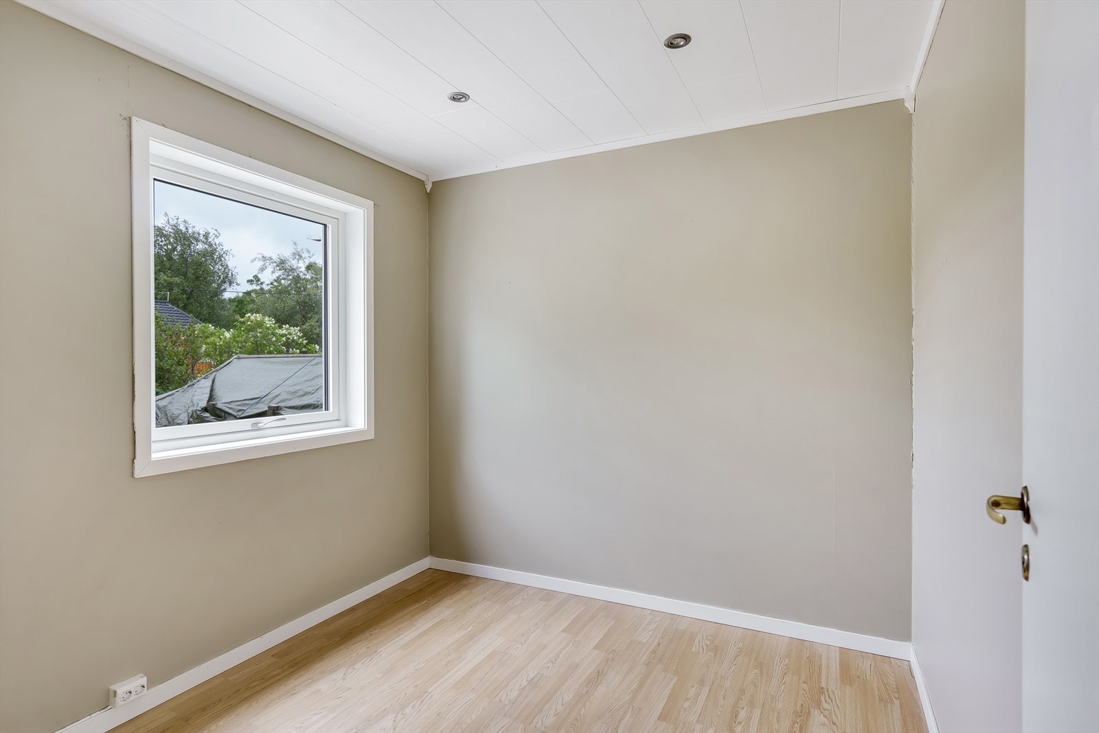 Soverom i 1. etasje vendt mot øst. Modernisert med hvite himlingsplater og downlights. Galleribilde