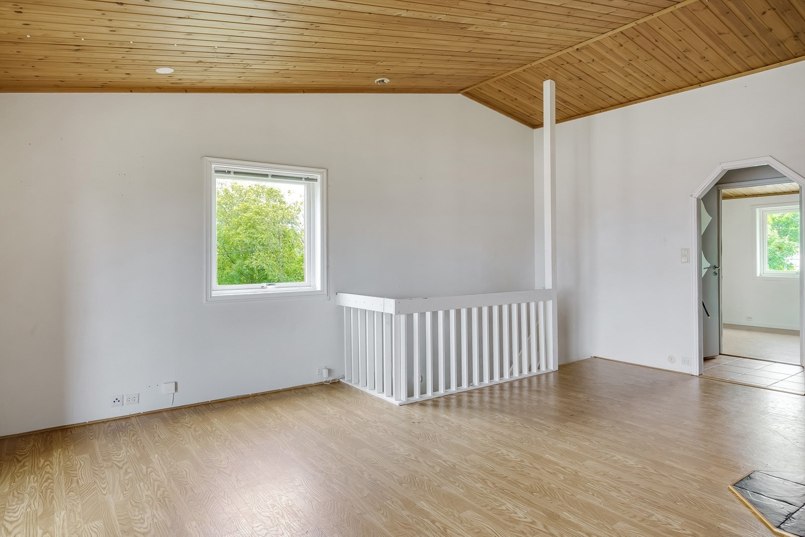 Fra stuen er det inngang til toalettrom, kjøkken og soverom. Galleribilde
