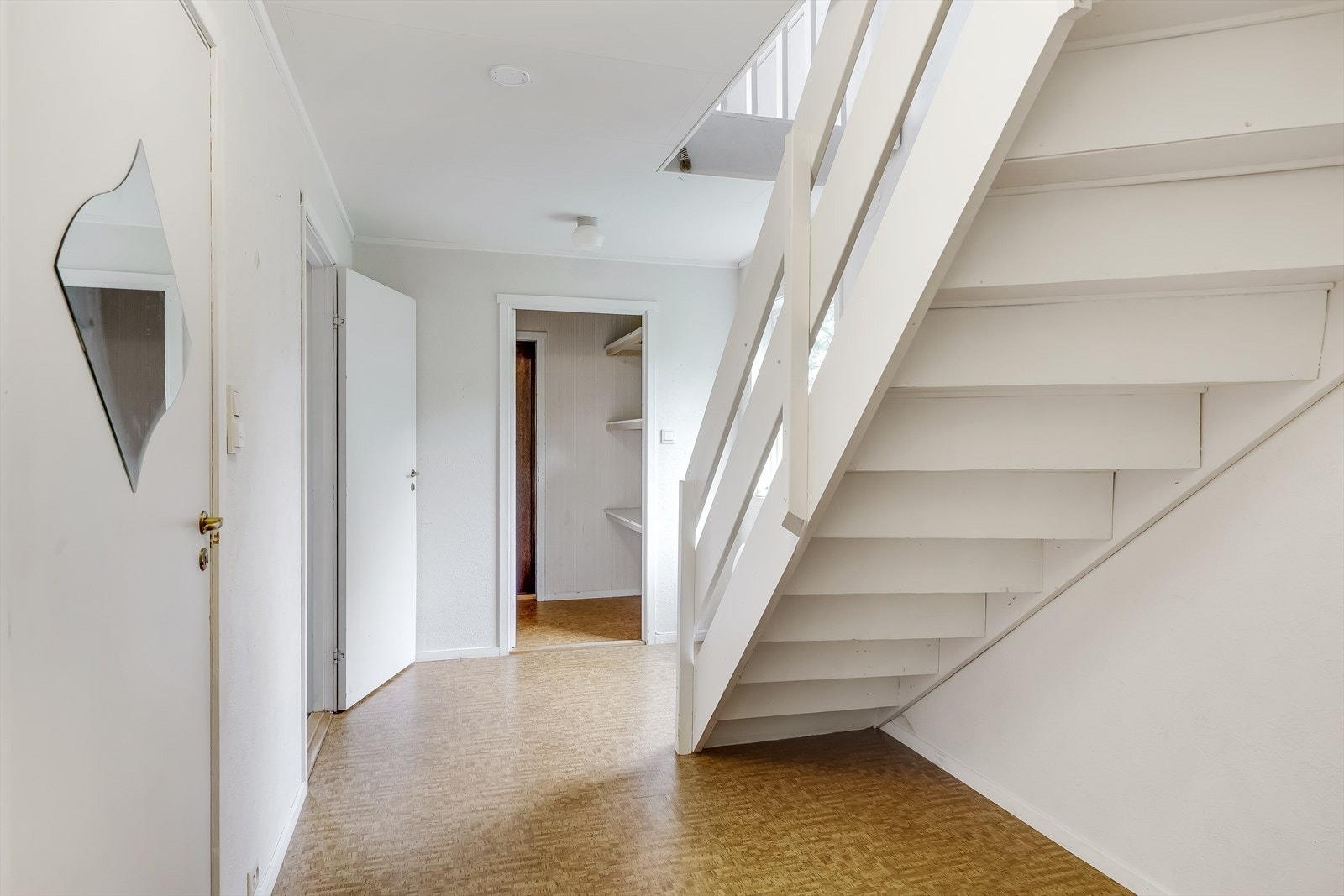 Gang med inngang til 1 soverom, bad og bod. Bod har utgang til vestvendt veranda. Galleribilde