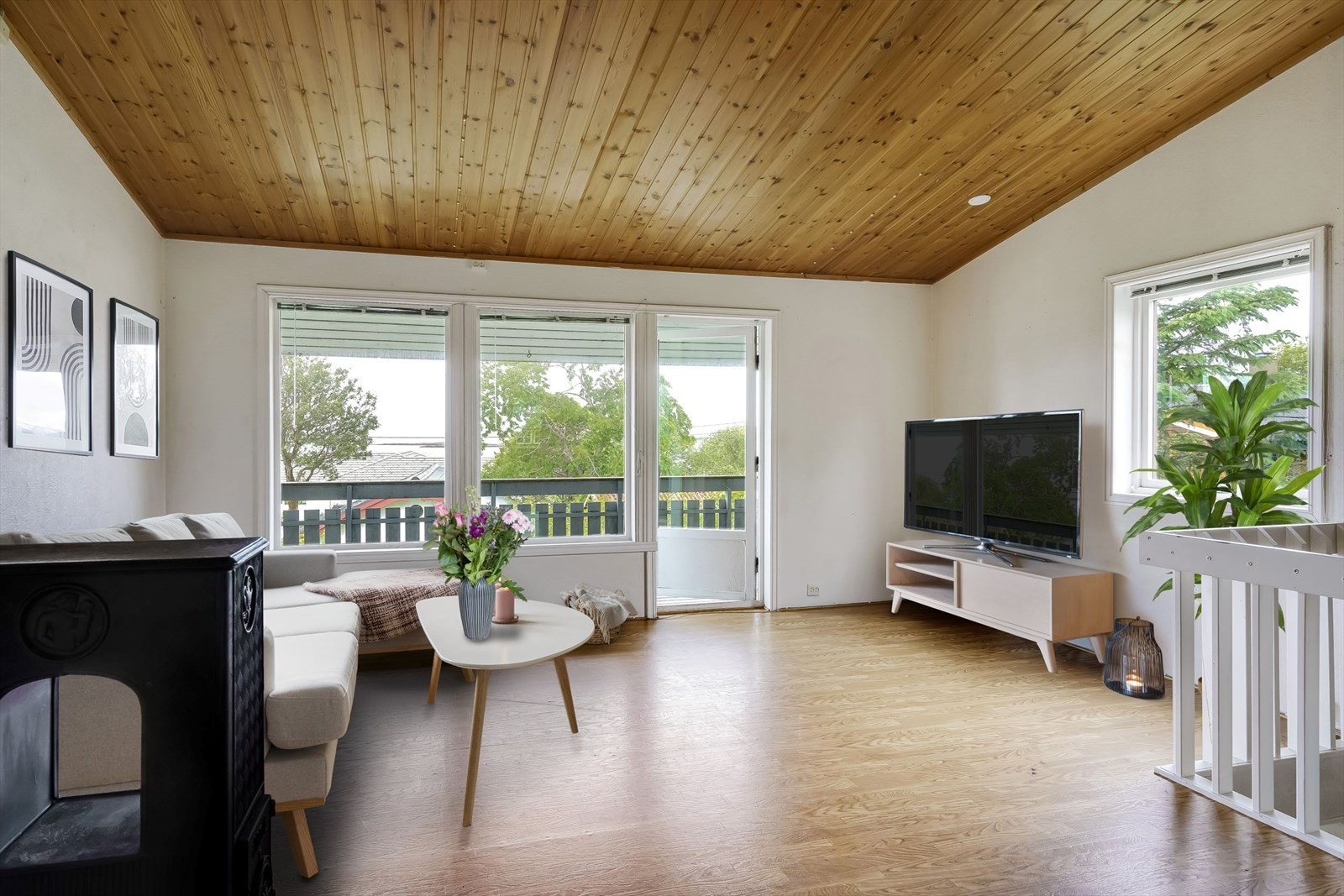 Lys stue i 2. etasje med full takhøyde (*bildet er virtuelt møblert). Galleribilde