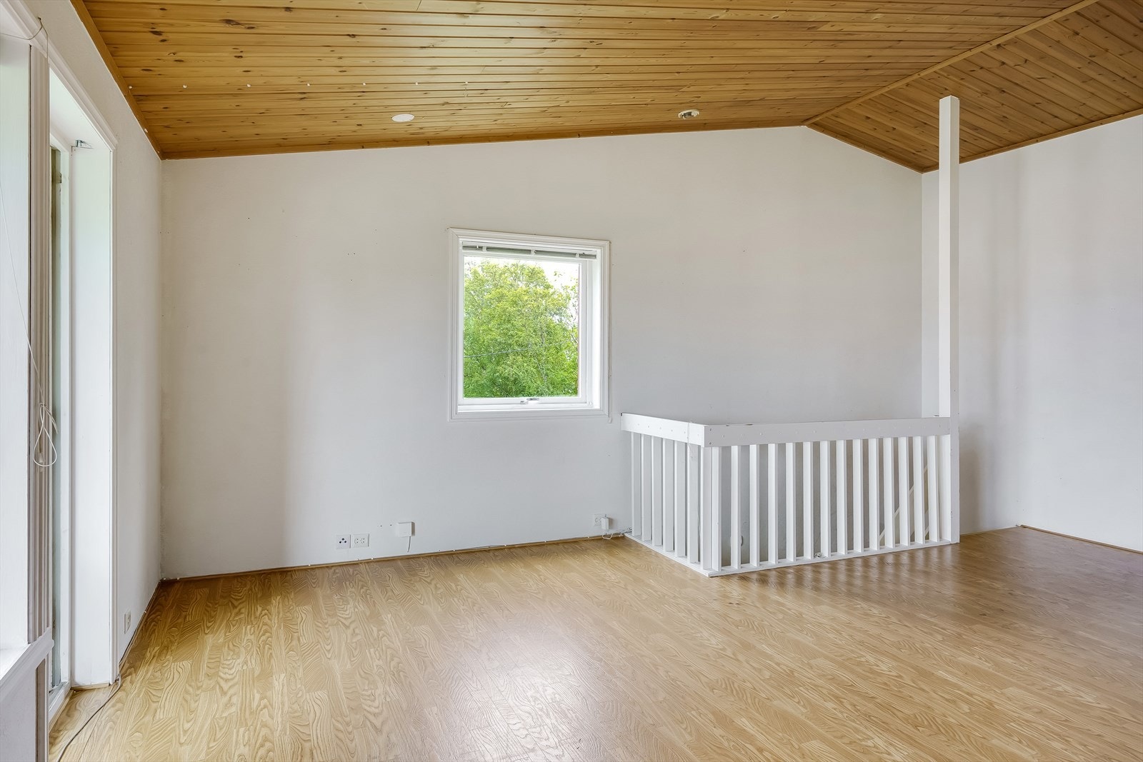 Fra stuen er det trapp ned til 1. etasje Galleribilde