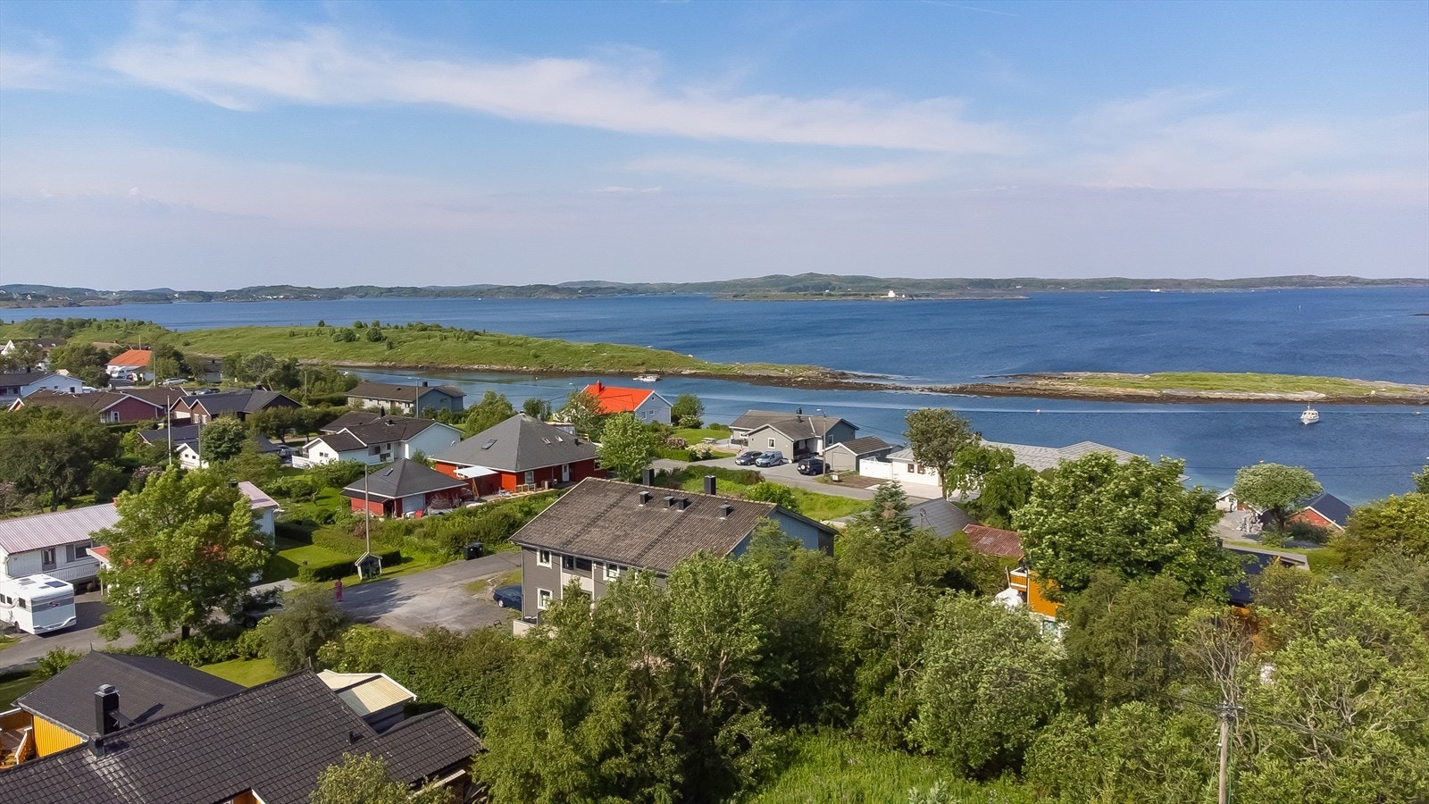 Direkte adkomst til rekreasjonsområde som utmark og kort vei til sjø. Galleribilde