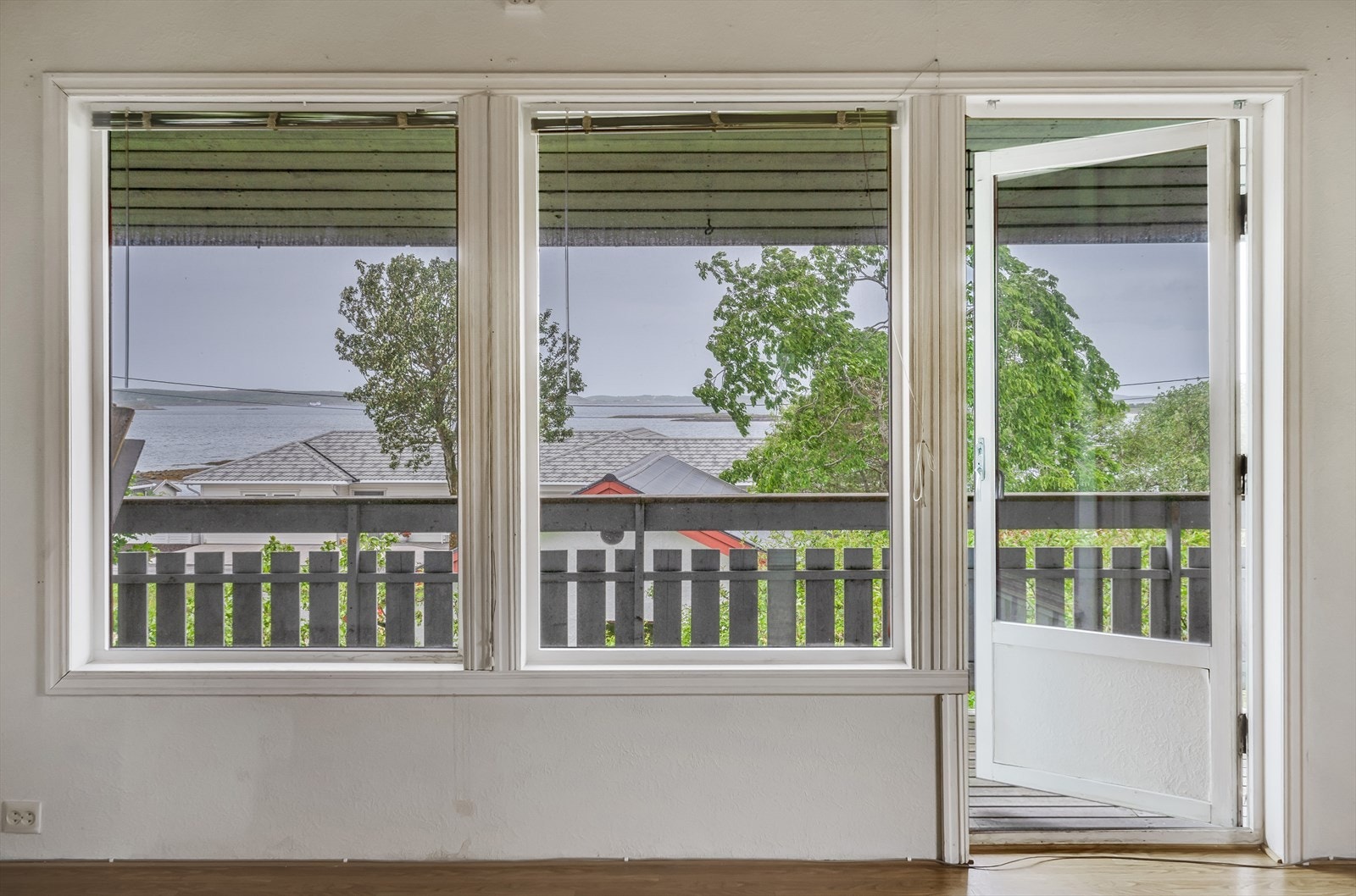 Store vinduer og verandadør i vest. Galleribilde