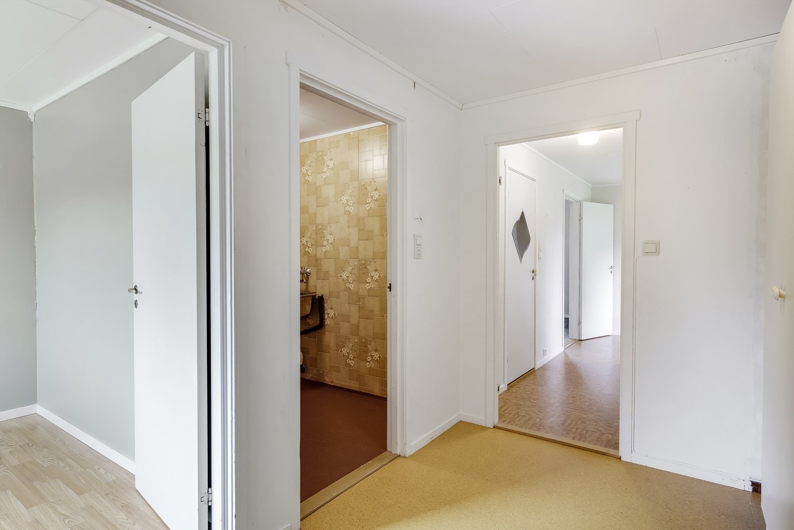 Fra vindfang kommer du inn til denne gangen. Her er det inngang til 1 soverom, vaskerom og gang med trapp. Galleribilde