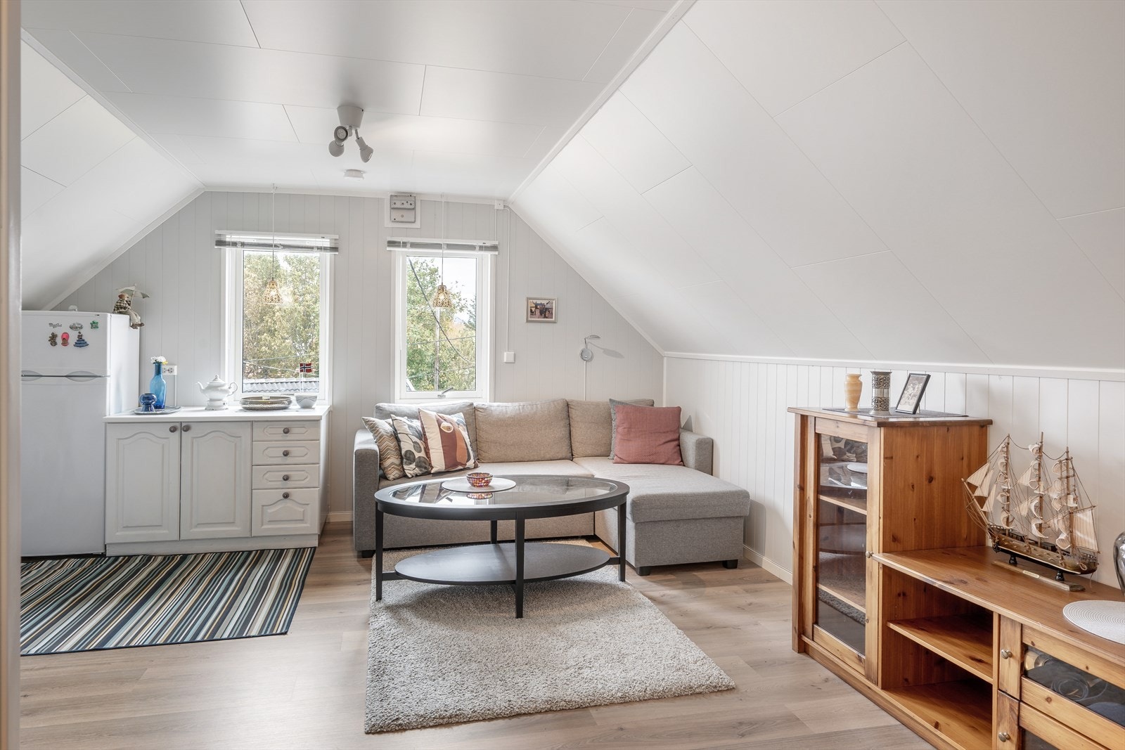 I loftsetasjen får man loftstue, bad, et toalettrom og en soverom. Galleribilde