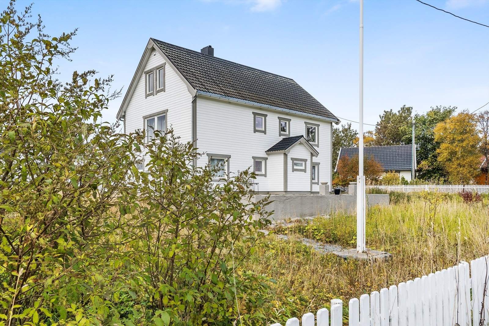 Eiendommen ligger på Laukholmen sør for bykjernen. Galleribilde