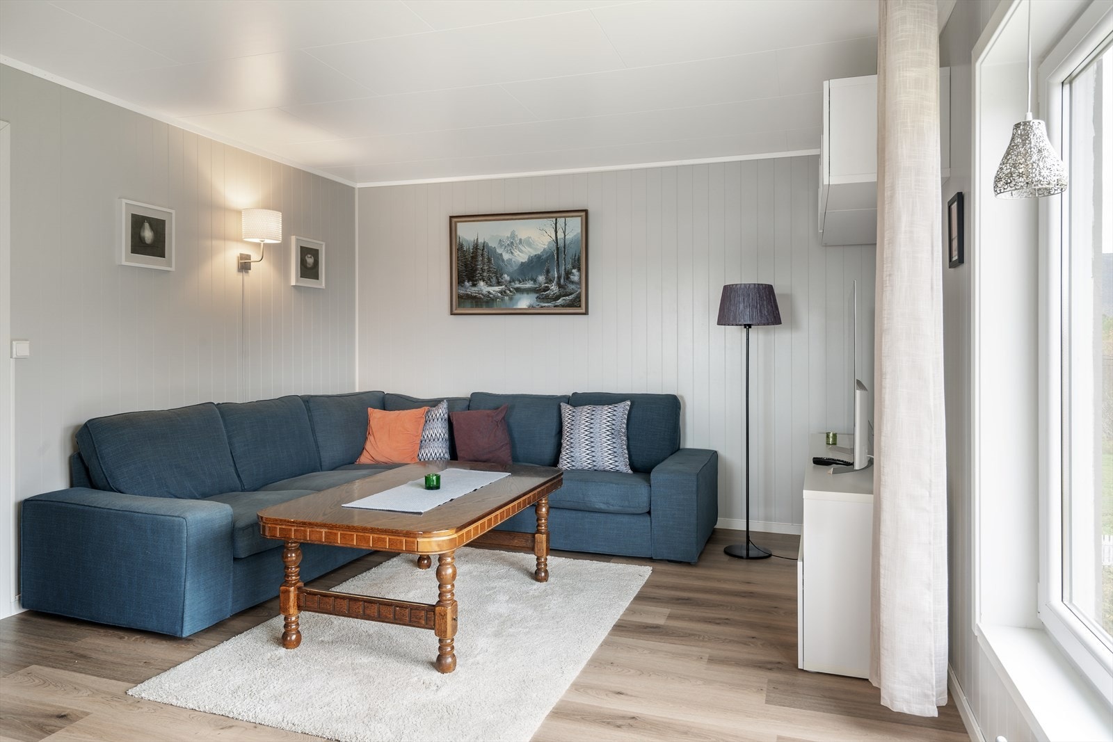 Oppvarming for boligen er elektrisitet og vedfyring (vedfyring kun i denne etasjen). Galleribilde