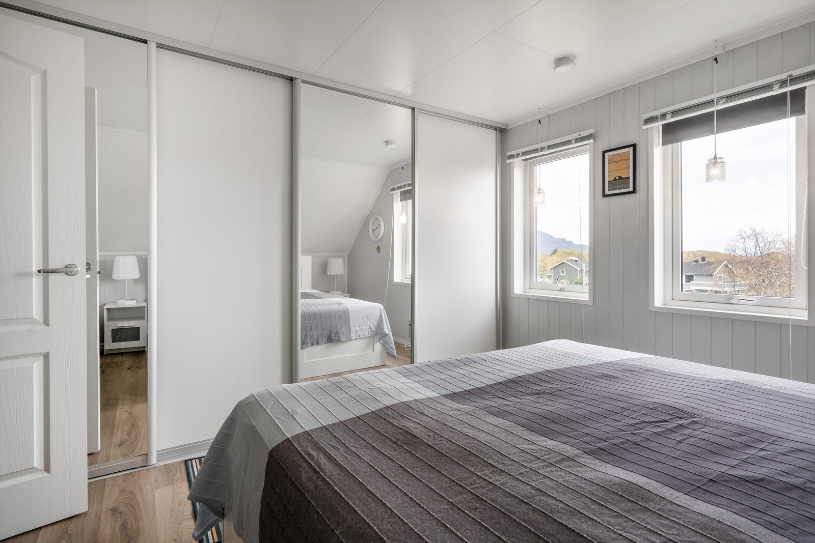 Et ganske stort innebygd skyvedørsgarderobe her i dette soverommet. Galleribilde