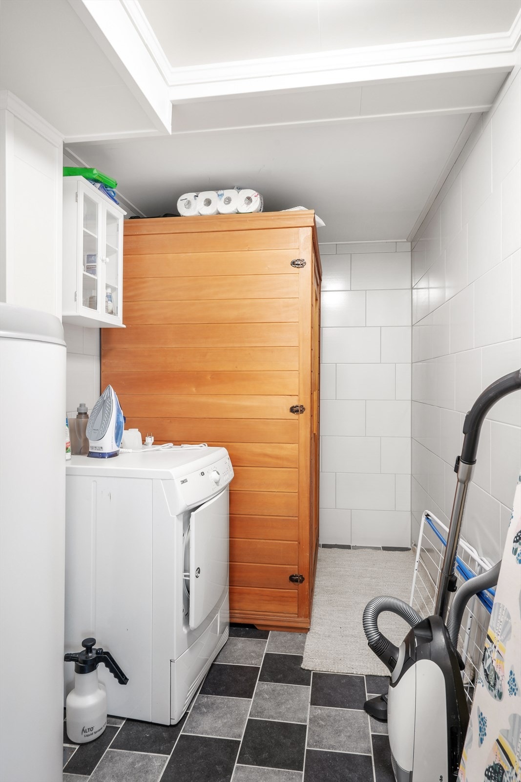I boden er det lagt flis og varme i gulvet. Det er også montert en infrarød sauna på rommet. Galleribilde