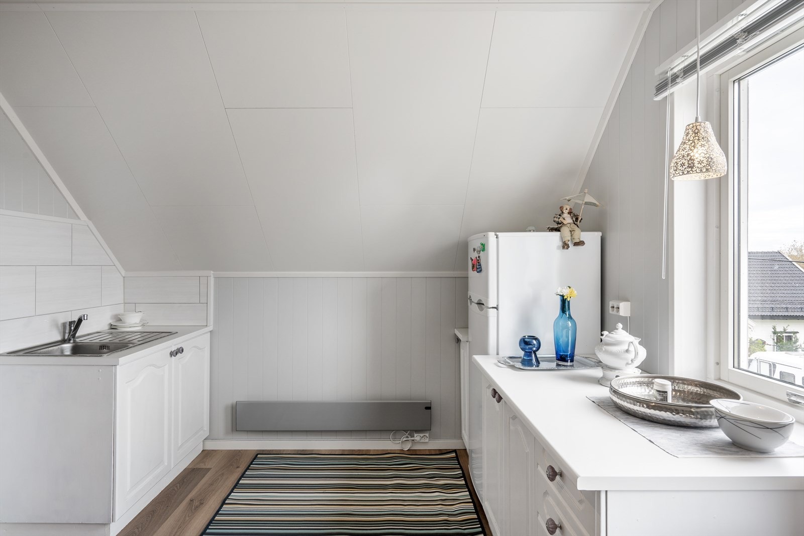 På loftstuen er det innredet noen kjøkkenskap, hvor man får vask i benkeplate. Galleribilde
