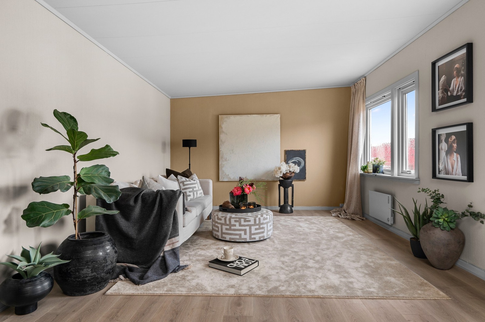 Hele stuen er nylig pusset opp med pent gulv og tidsriktige farger. Galleribilde