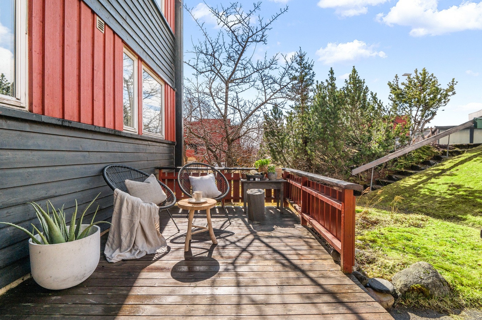 Solrik markterrasse og hage ved inngangspartiet. Galleribilde