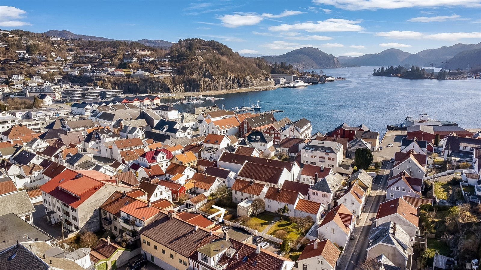Eiendommen ligger i ei rolig gate med kort gangavstand til bysentrum, brygge og sjø! Galleribilde
