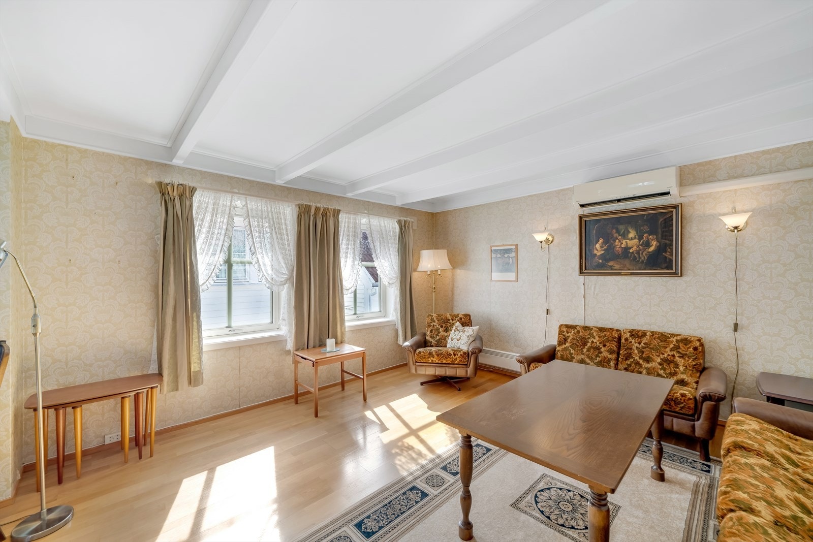 I stua er det både varmepumpe og vedovn. Galleribilde