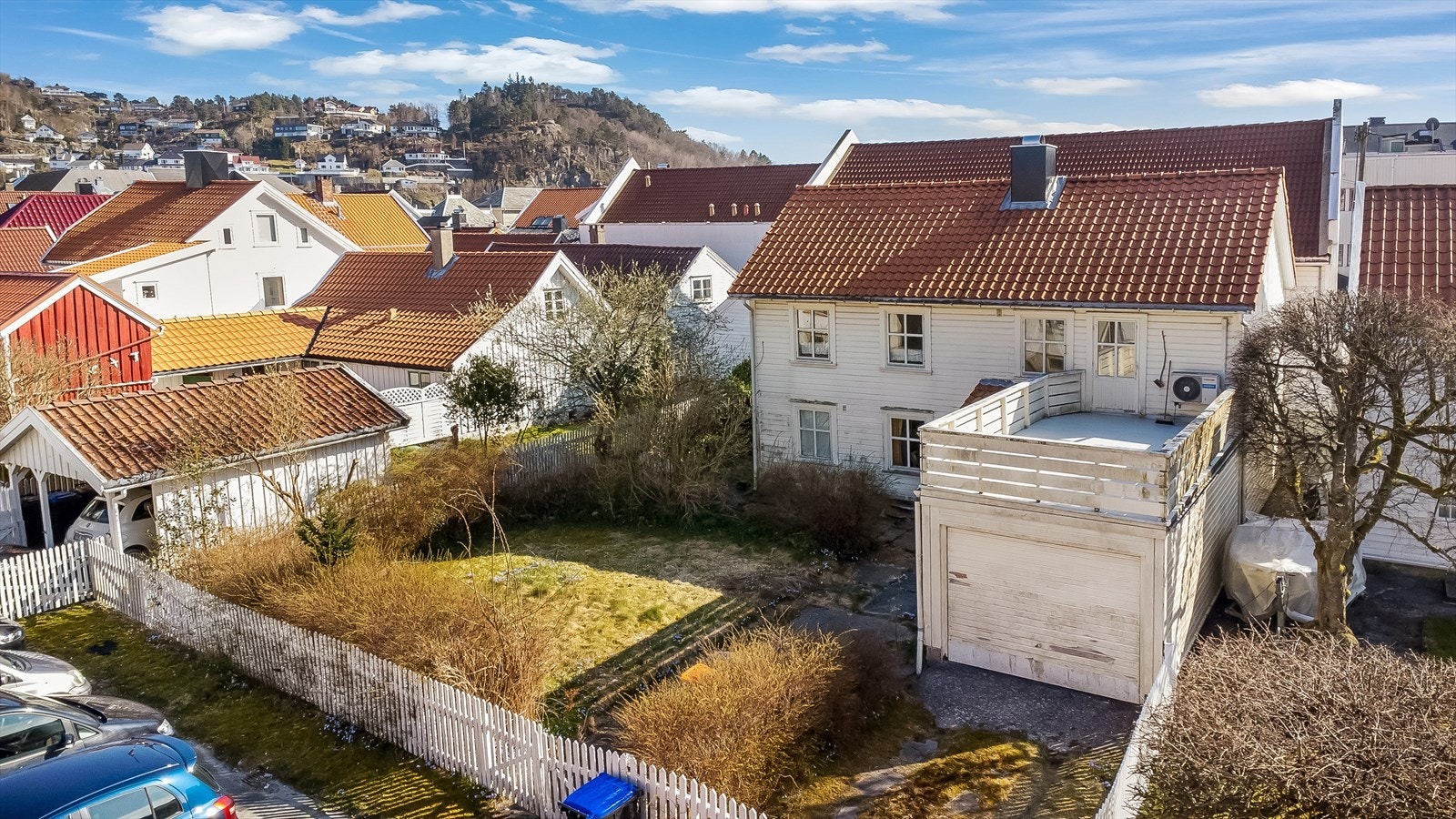 Unik tomt midt i sentrum med garasje, hage og stor veranda. Galleribilde