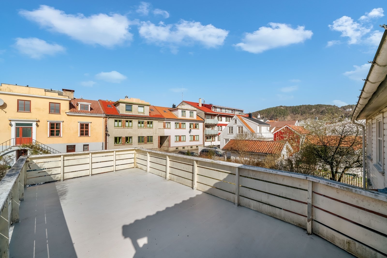 Her har du god plass til både grill og hagemøbler. Galleribilde