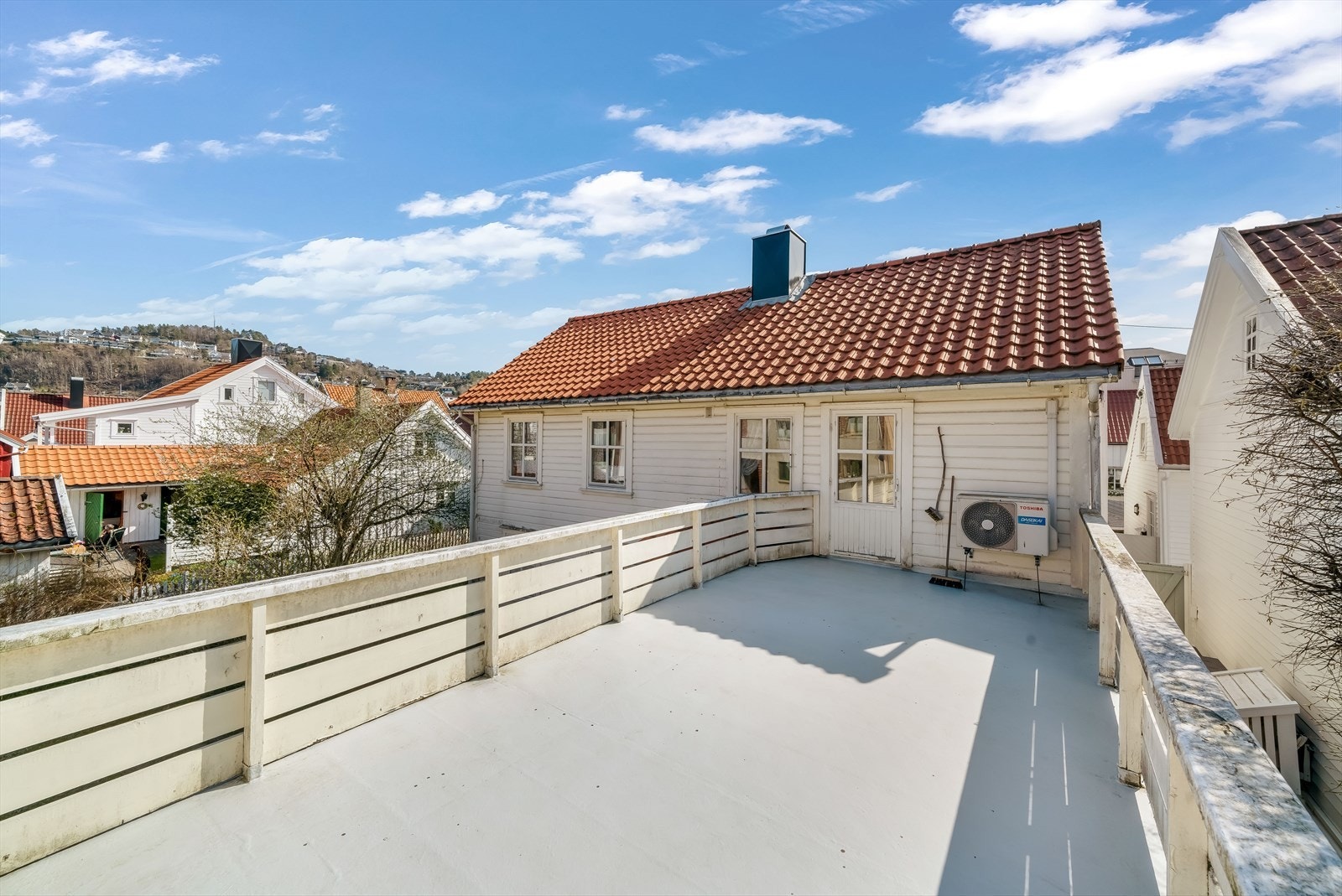 Over garasjen er det stor og solrik veranda. Galleribilde