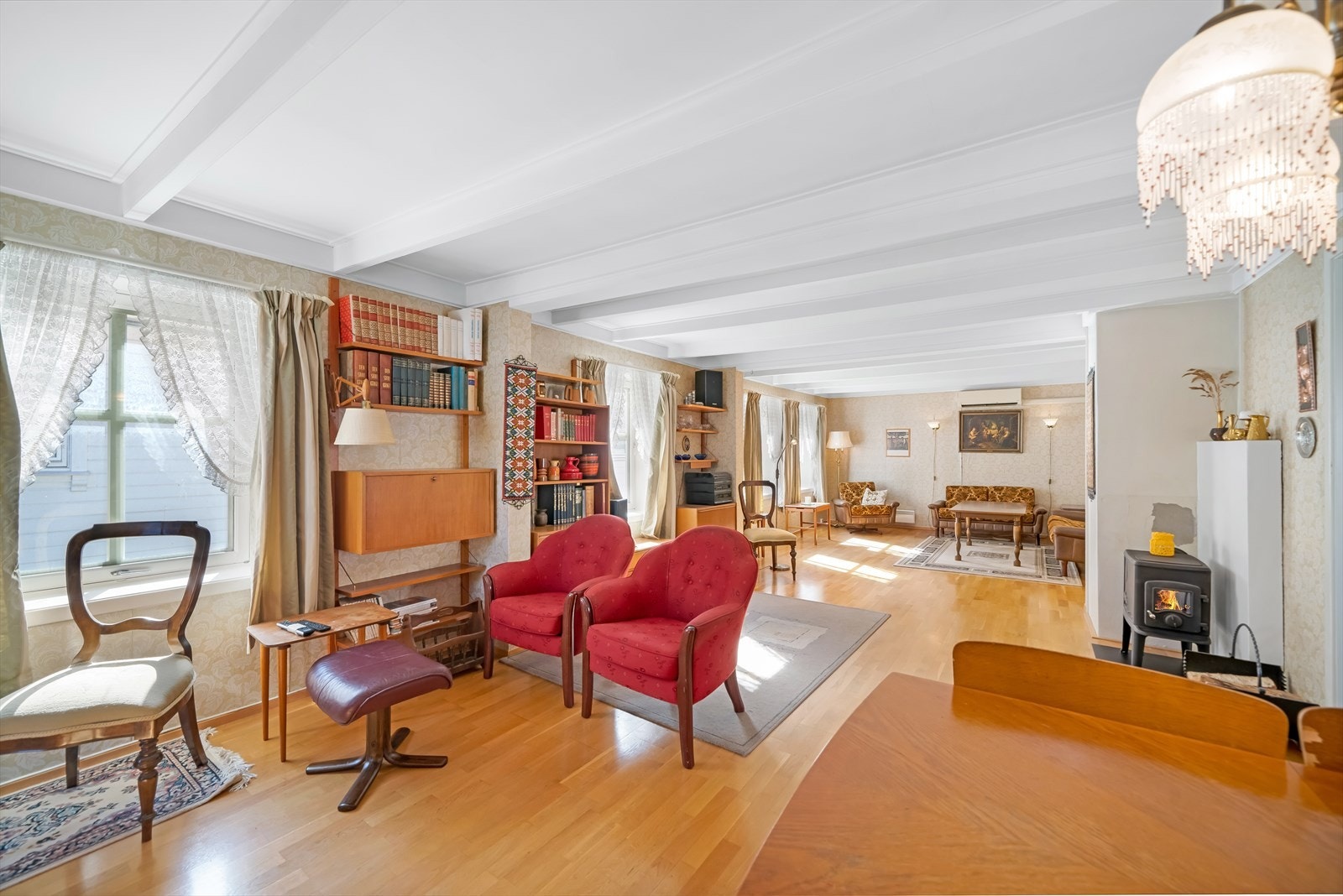 Romslig stue med gode møbleringsmuligheter. Galleribilde