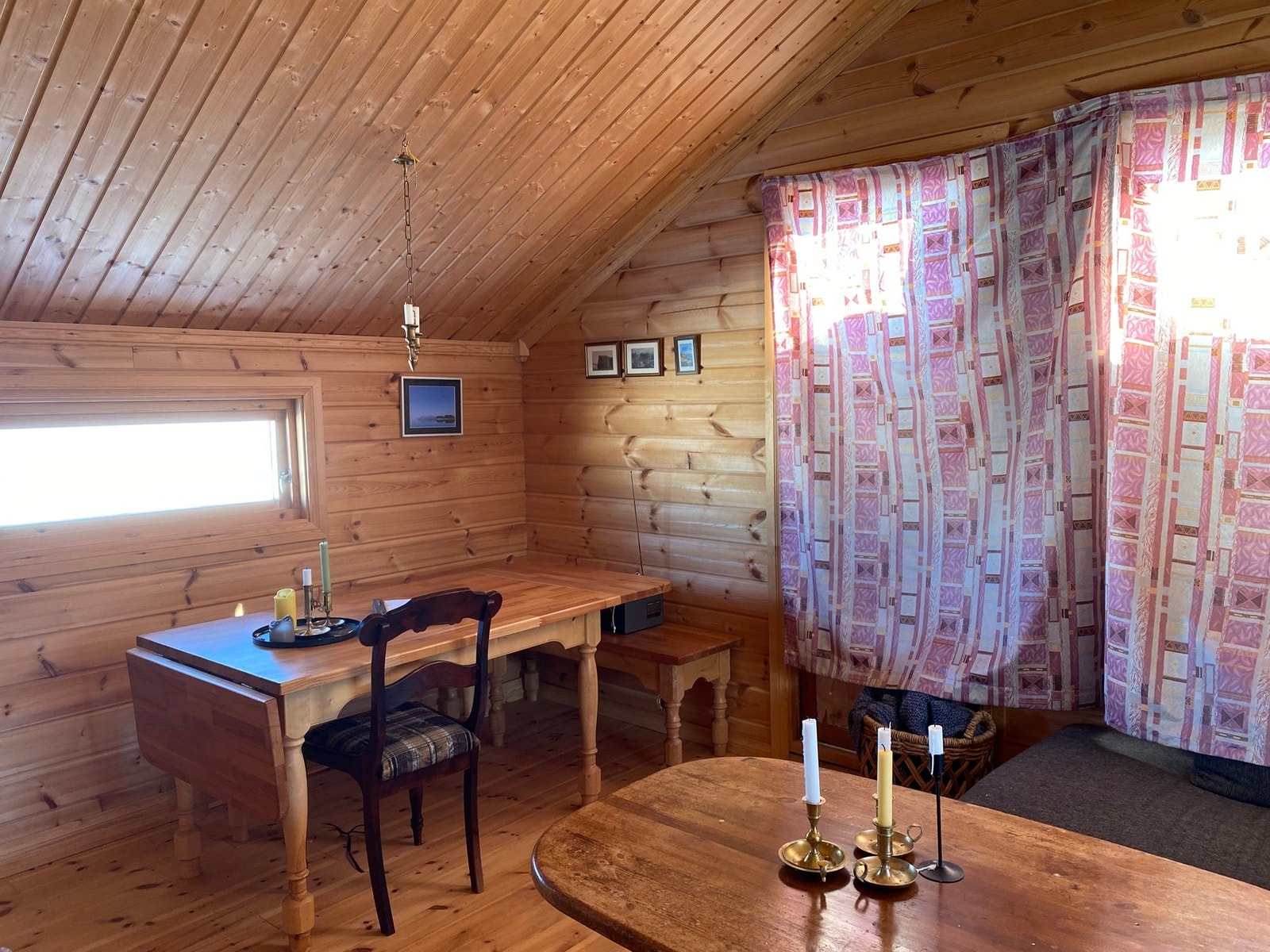 Stue og kjøkken med utgang til veranda. Galleribilde