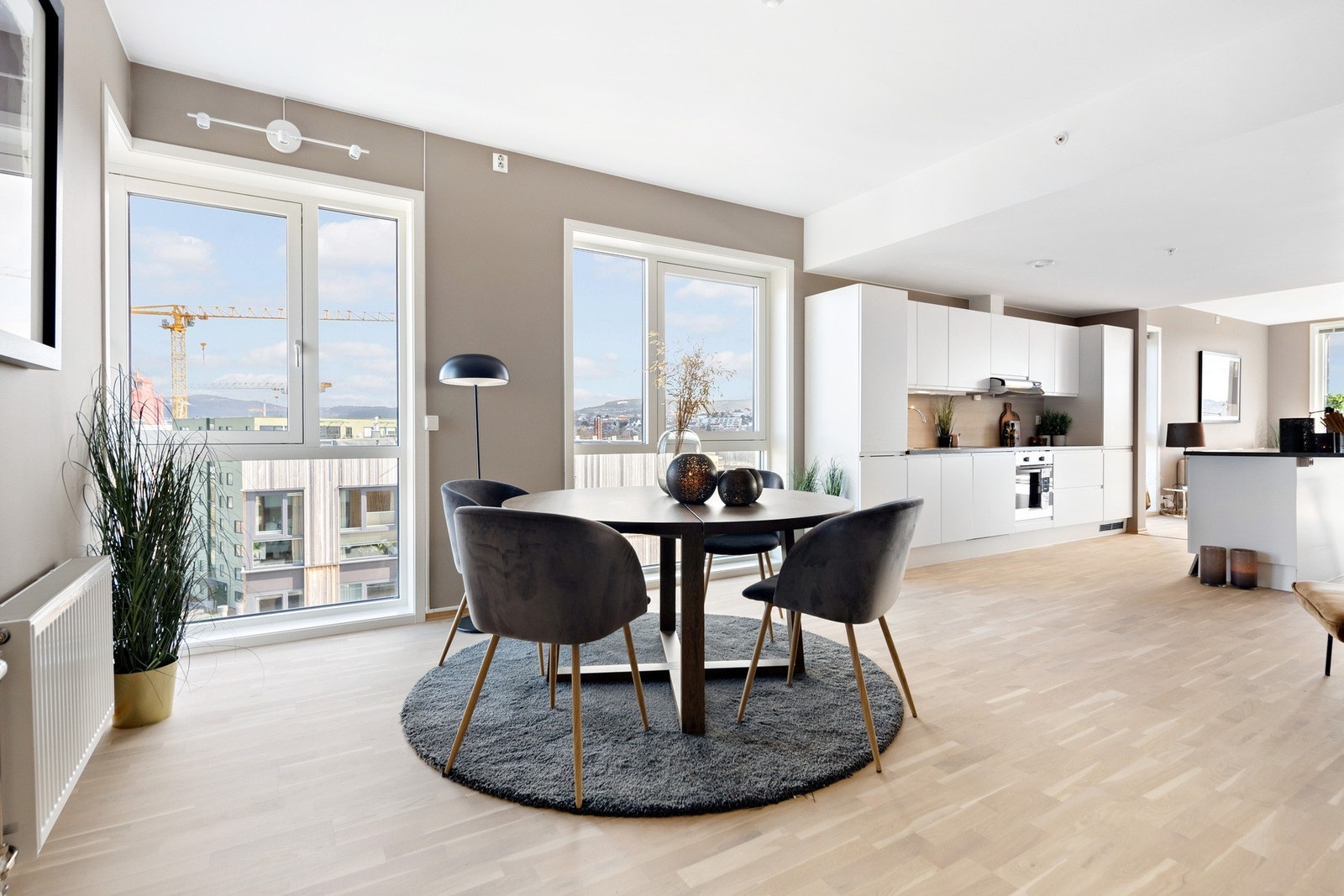 God plass til stor spisestue, perfekt for sosiale sammenkomster med venner og familie. Galleribilde
