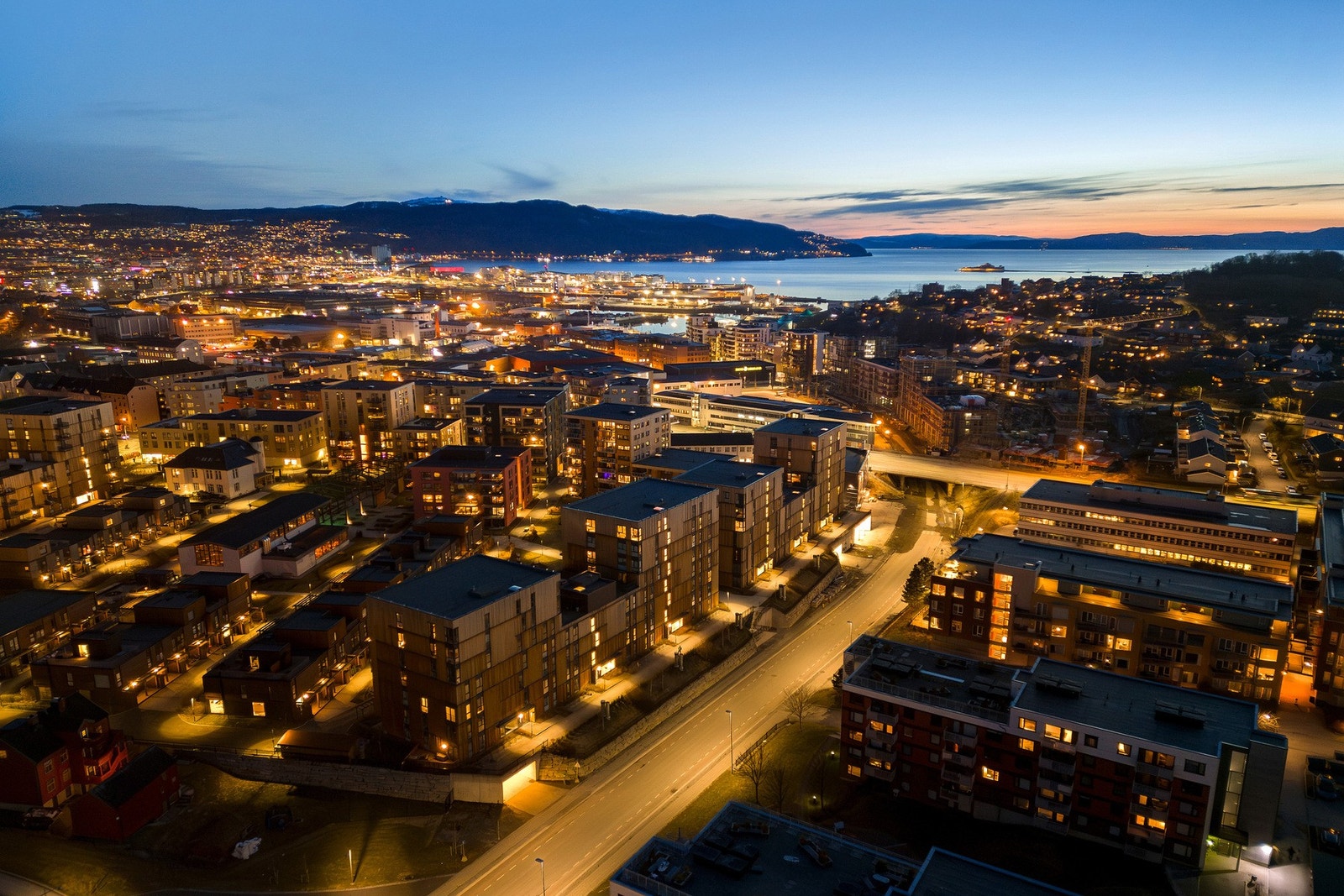 Leiligheten ligger i et svært ettertraktet og sentralt boligområde på Lilleby i Trondheim kommune. Stedet har nærhet til alt du trenger i hverdagen og mye mer. Galleribilde