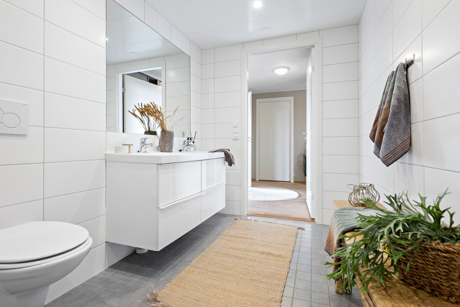 Det største badet ligger i indirekte suiteløsning til hovedsoverommet. Galleribilde
