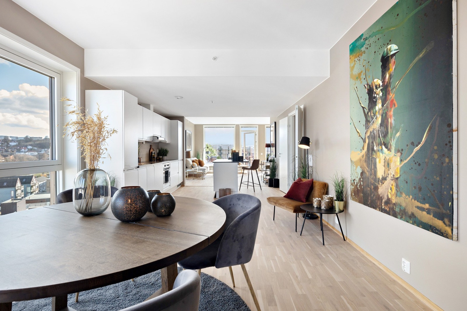 Leiligheten har en elegant, luftig og gjennomgående stue/spisestue med åpen løsning til kjøkkenet i midten. Galleribilde