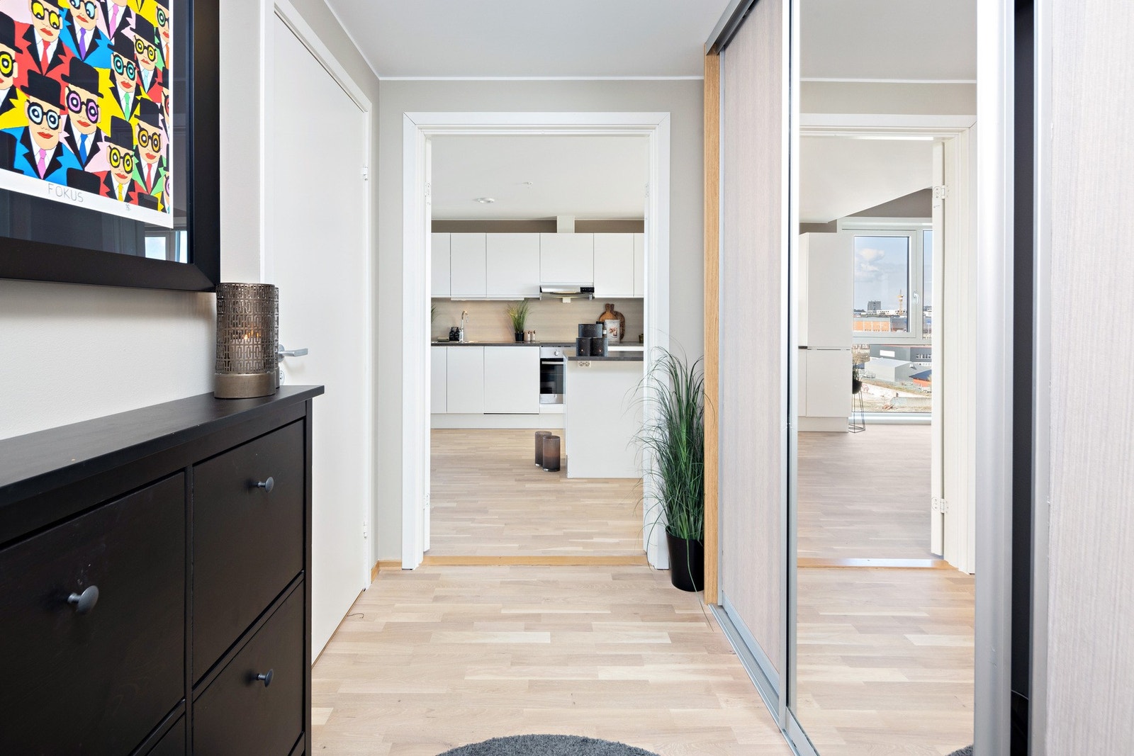 Det er heisadkomst til leilighetsplanet fra parkeringskjelleren, og leiligheten har en innbydende entré/gang. Galleribilde