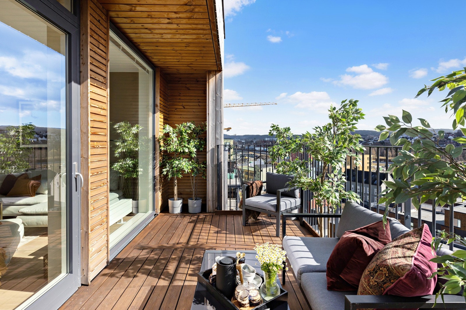 Flere møbleringssoner av god størrelse. Terrassegulvet er beiset i 2023. Galleribilde